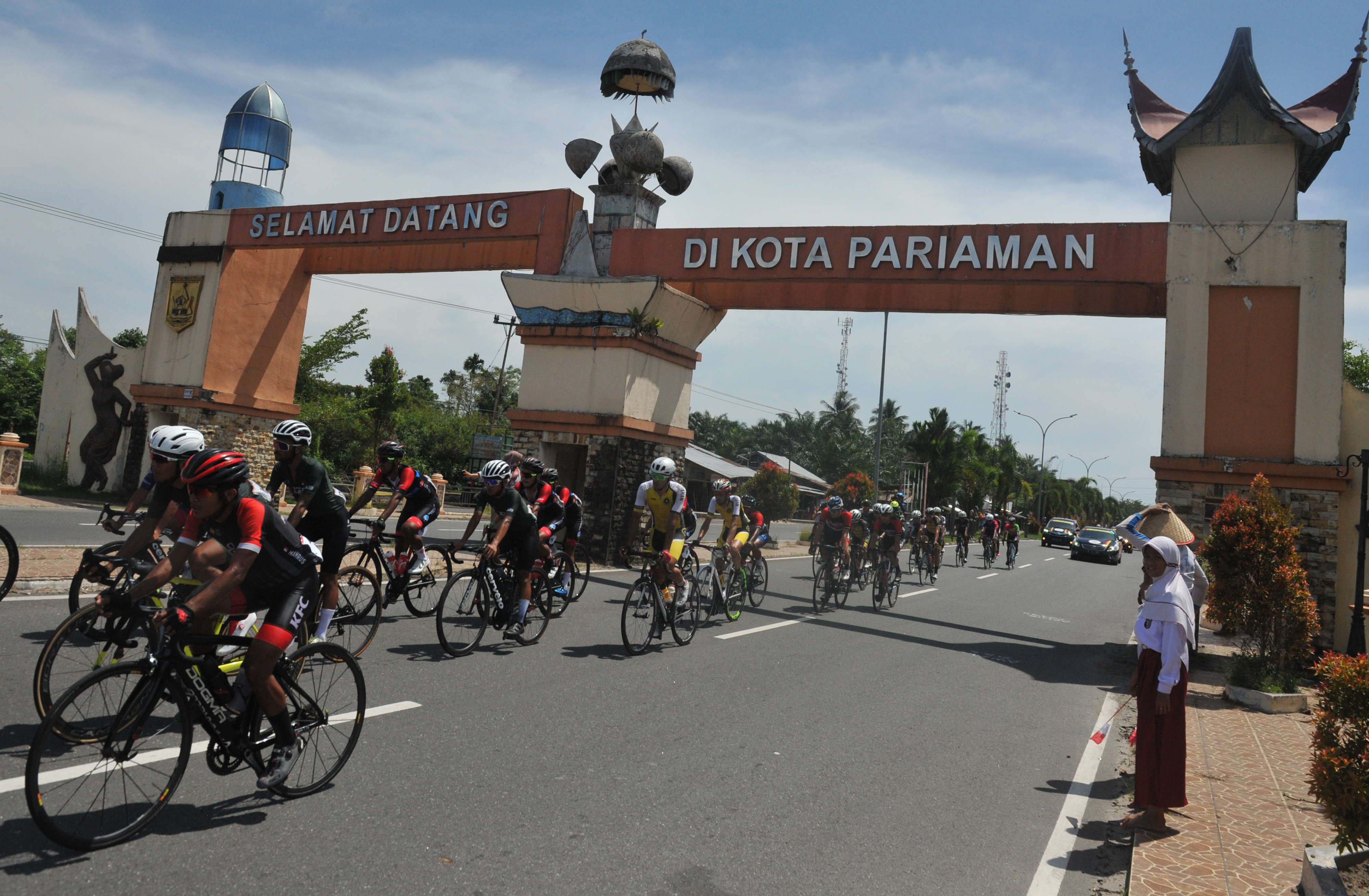 Pebalap sepeda di etape kelima Tour de Singkarak (TdS) 2019 di perbatasan Pariaman dengan Padang Pariaman