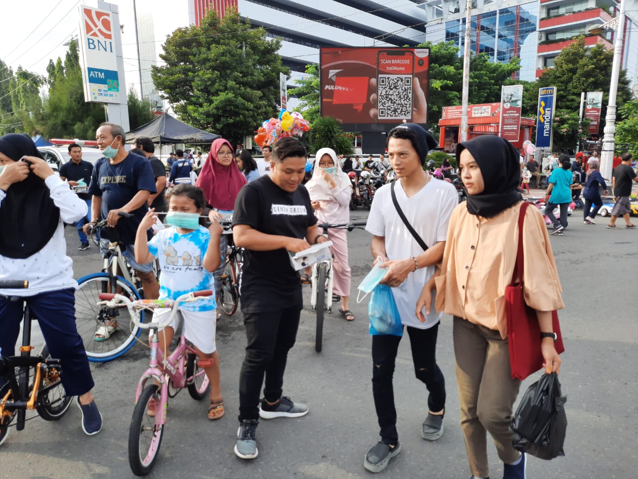 Pembagian masker gratis di CFD Semarang