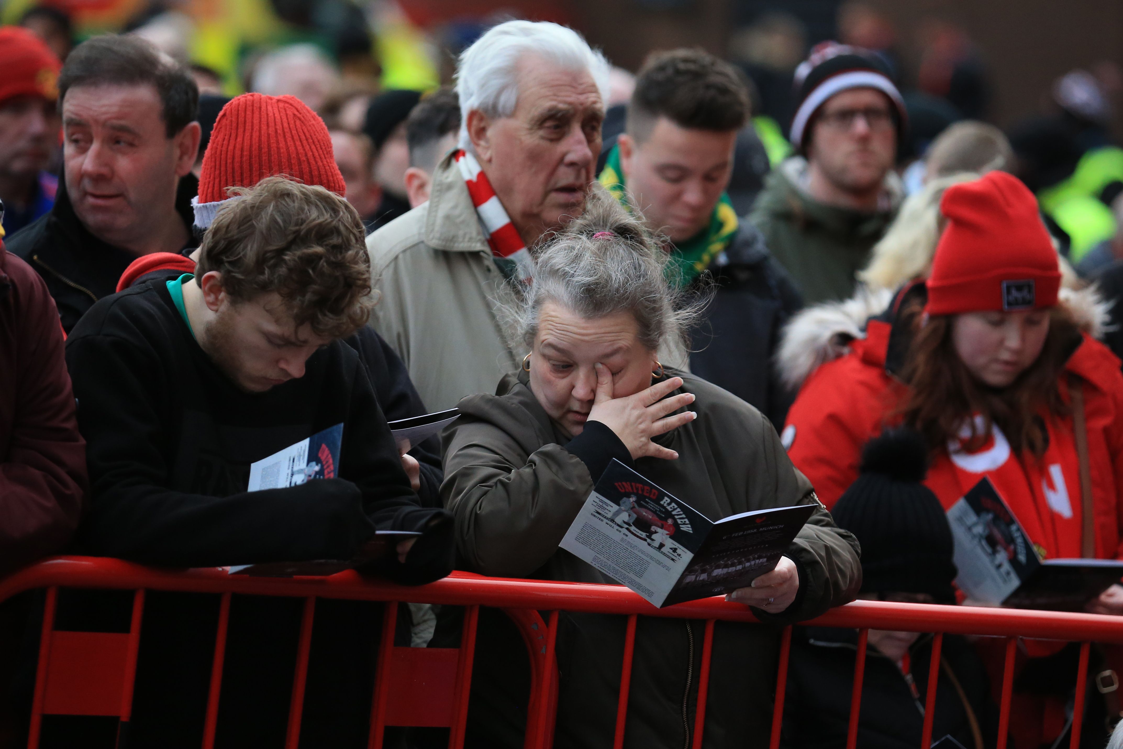 Para suporter Manchester United menunggu di luar stadion.  
