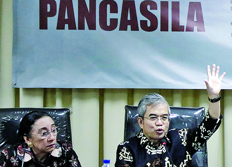 Hakim konstitusi periode 2008-2018 Maria Farida Indrati bersama mantan Ketua Badan Pembinaan Ideologi Pancasila (BPIP) Yudhi Latief (kanan).