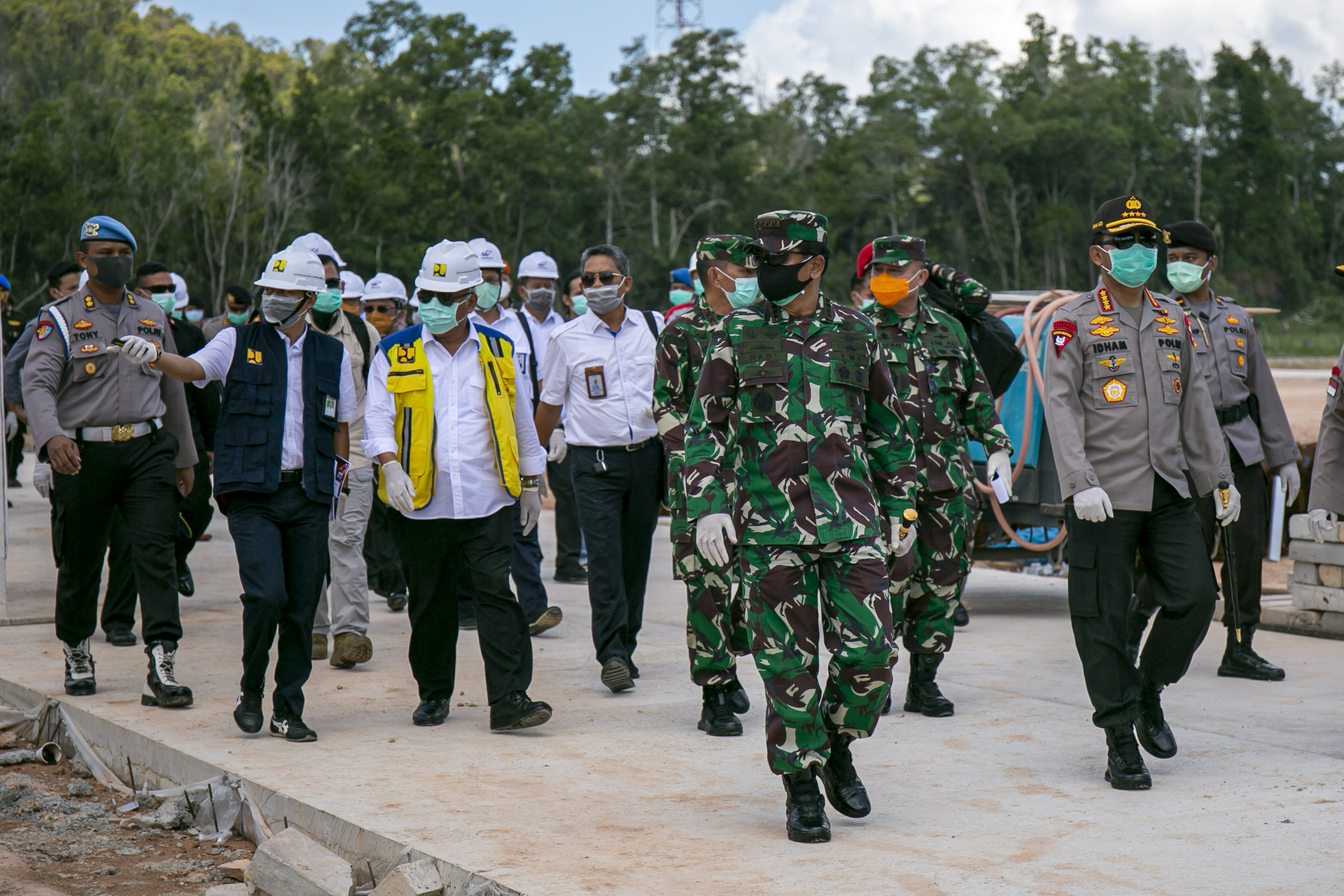 Panglima TNI, Kapolri dan Menteri PUPR meninjau pembangunan rumah sakit khusus Covid-19 di Pulau Galang, Kepri.