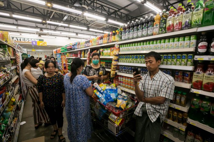 Masyarakat di Yangon memborong bahan makanan pada 12 Maret gara-gara pengumuman covid-19 di negara tersebut