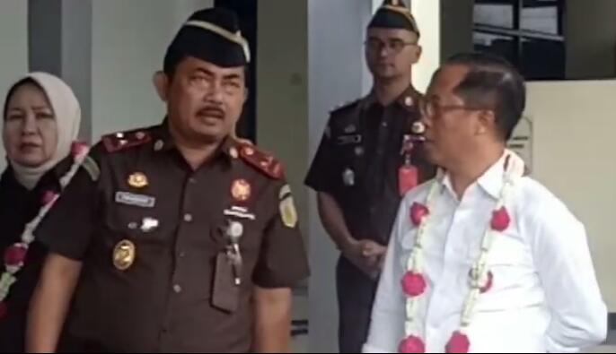 Staf Ahli Bidang Perdata dan Tata Usaha Negara Tony Tribagus Spontana (kemeja putih), berkunjung ke Kejari Brebes, Selasa (3/3/2020)