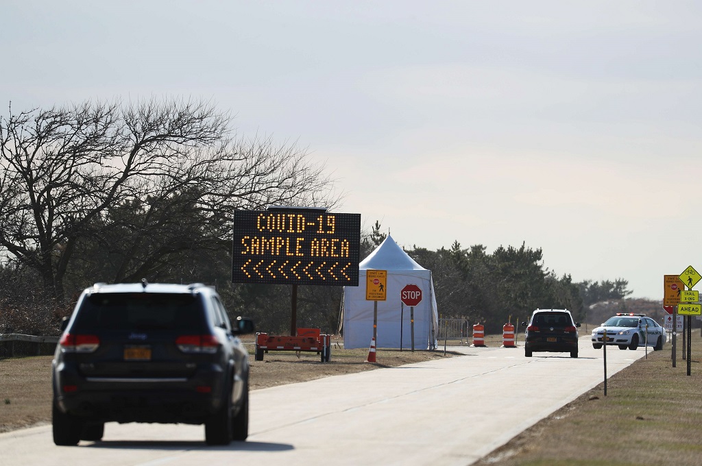 Lalu lintas di sekitar area tes covid-19 di Merrick, negara bagian New York, AS, 16 Maret 2020. 
