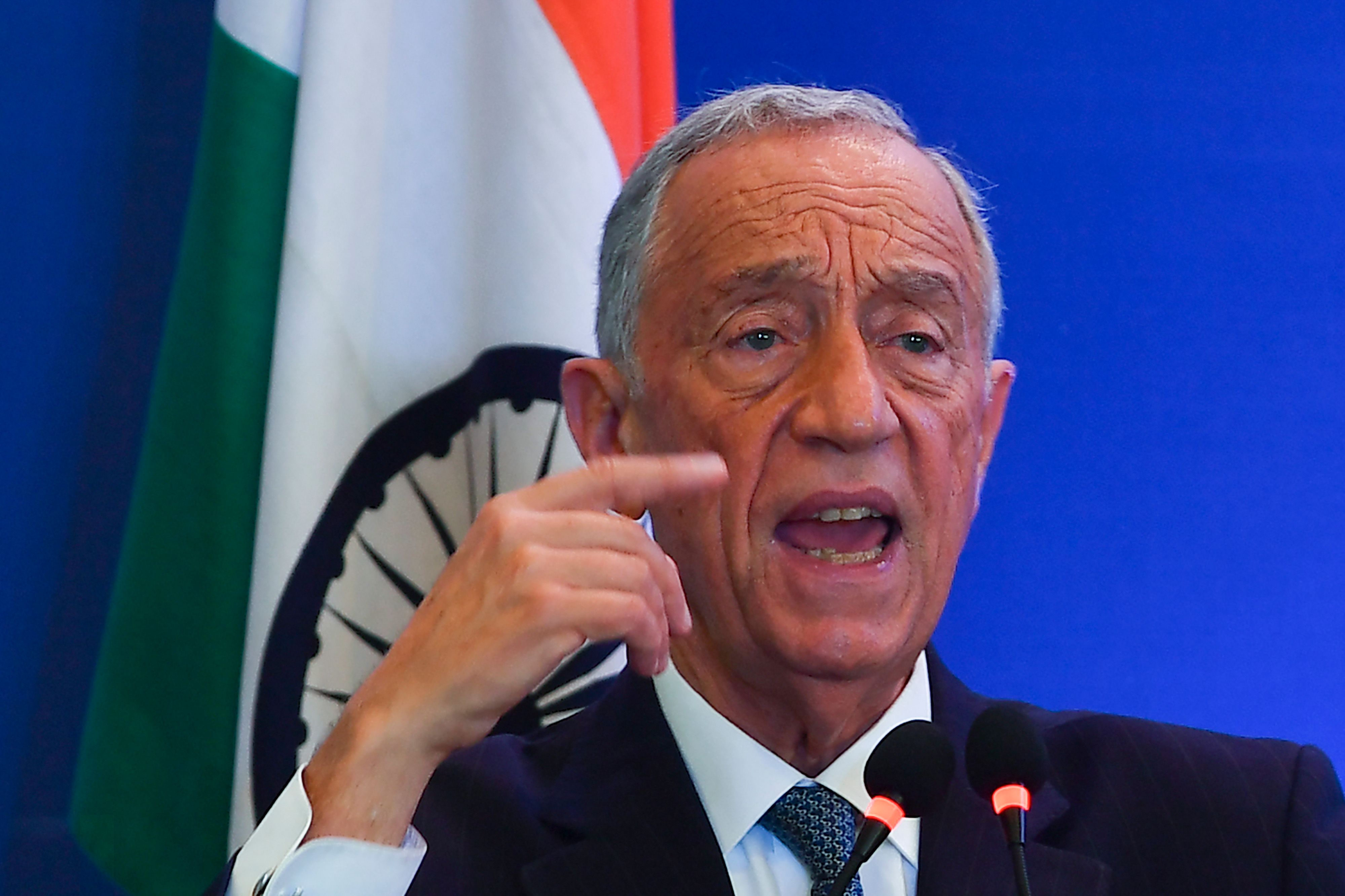 Presiden Portugal Marcelo Rebelo de Sousa rela dikarantina selama 14 hari meski ia negatif korona. 
