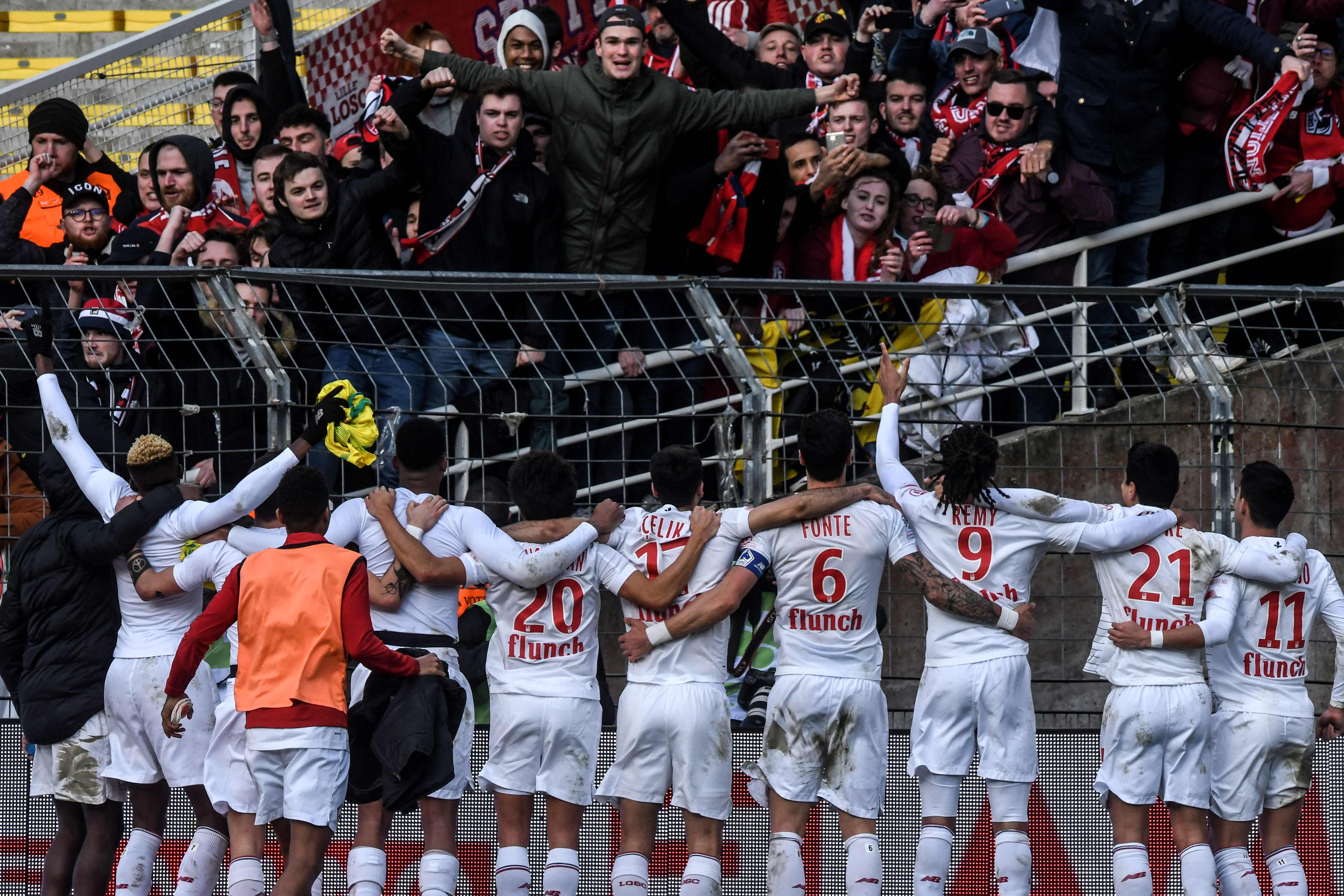 Para pemain Lille menyapa pendukung mereka usai membukukan kemenangan atas Nantes dalam laga Ligue 1.