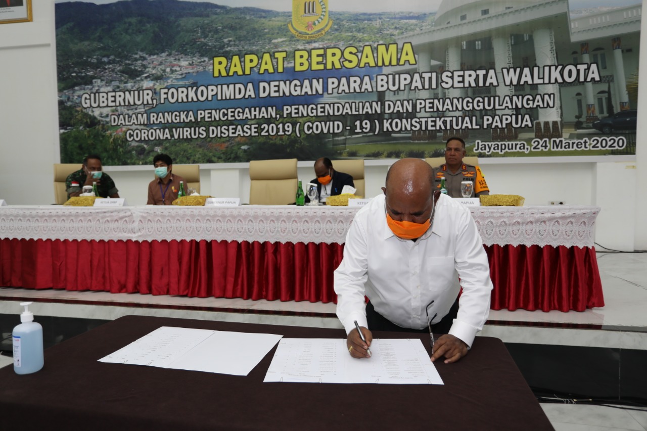 Gubernur Papua Lukas Enembe menandatangi kesepakatan pembatasan sosial di Papua