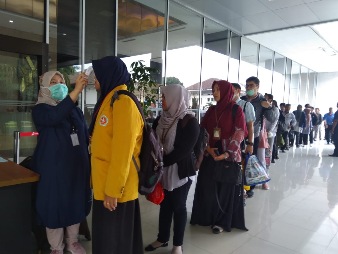 Tim Medis Rumah Sakit Pertamina Jaya memeriksa suhu tubuh pegawai dan tamu  di Kantor Pusat Pertamina, Jakarta, Rabu (4/3/2020).