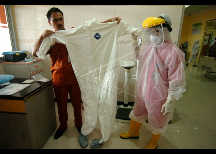 Petugas menunjukkan APD medis yang layak dam tidak layak di RSUD Soesilo, Tegal, Jateng