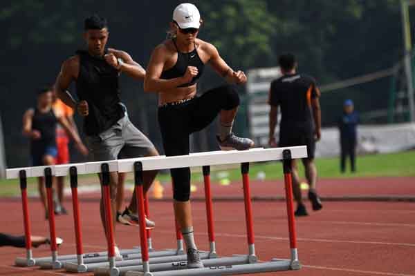 ilustrasi : Pelari gawang putri Emilia Nova (kanan) berlatih di Stadion Madya, Gelora Bung Karno, Jakarta, Rabu (4/3).