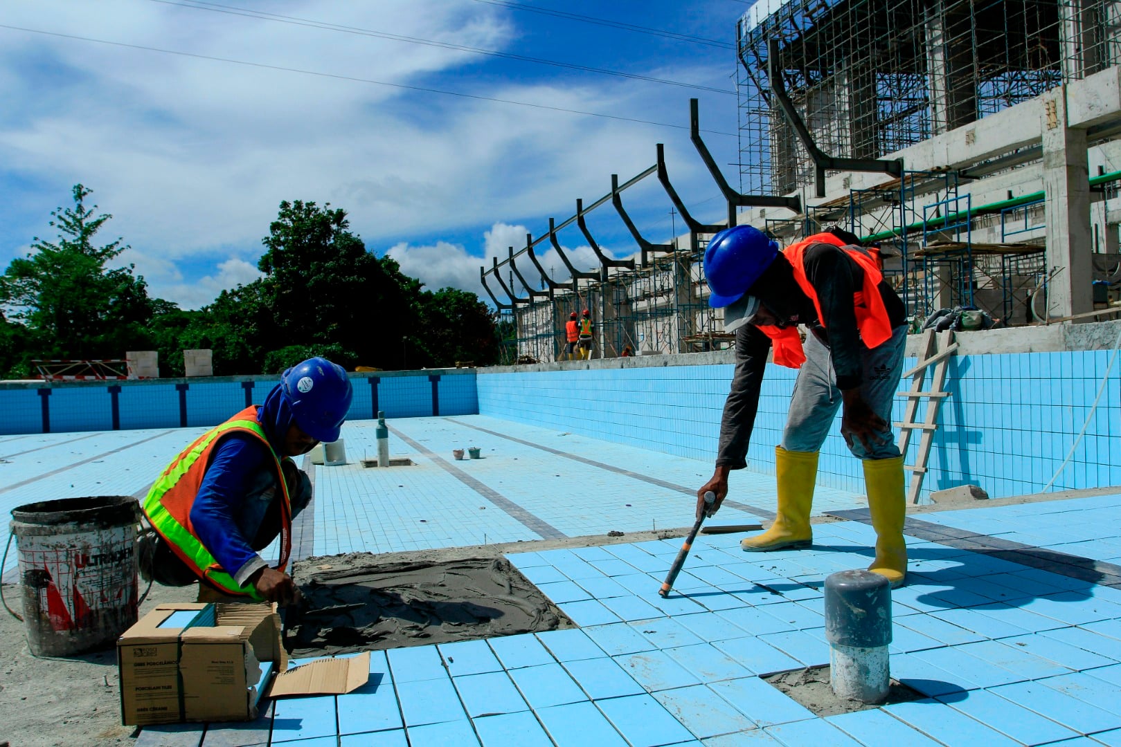 Pekerja menyelesaikan pembangunan venue Aquatic PON XX Papua di Kampung Harapan, Sentani, Jayapura, Papua, Kamis (30/1/2020)