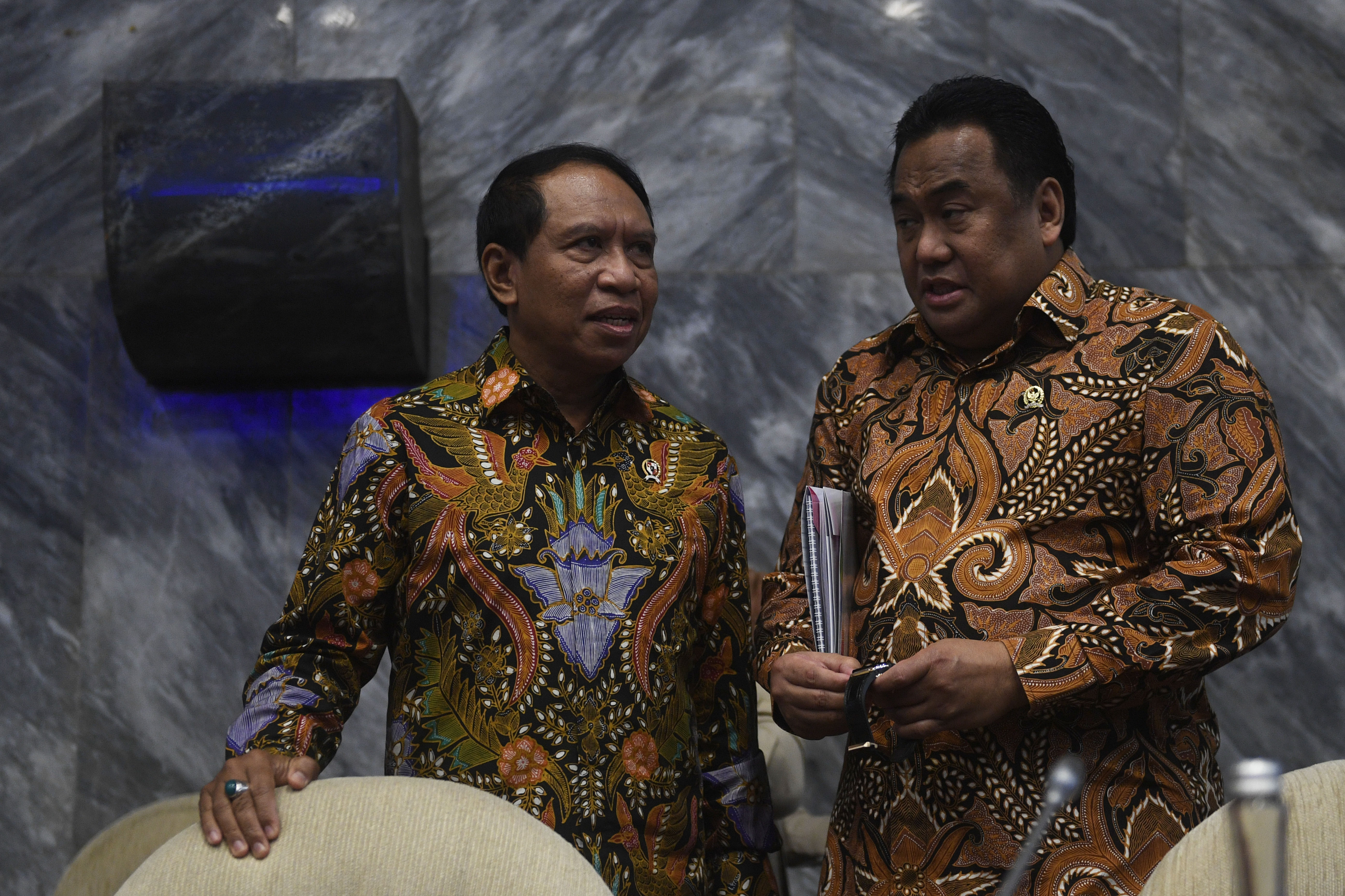 Wakil Ketua DPR Rachmat Gobel (kanan) berbincang dengan Menteri Pemuda dan Olahraga Zainudin Amali.