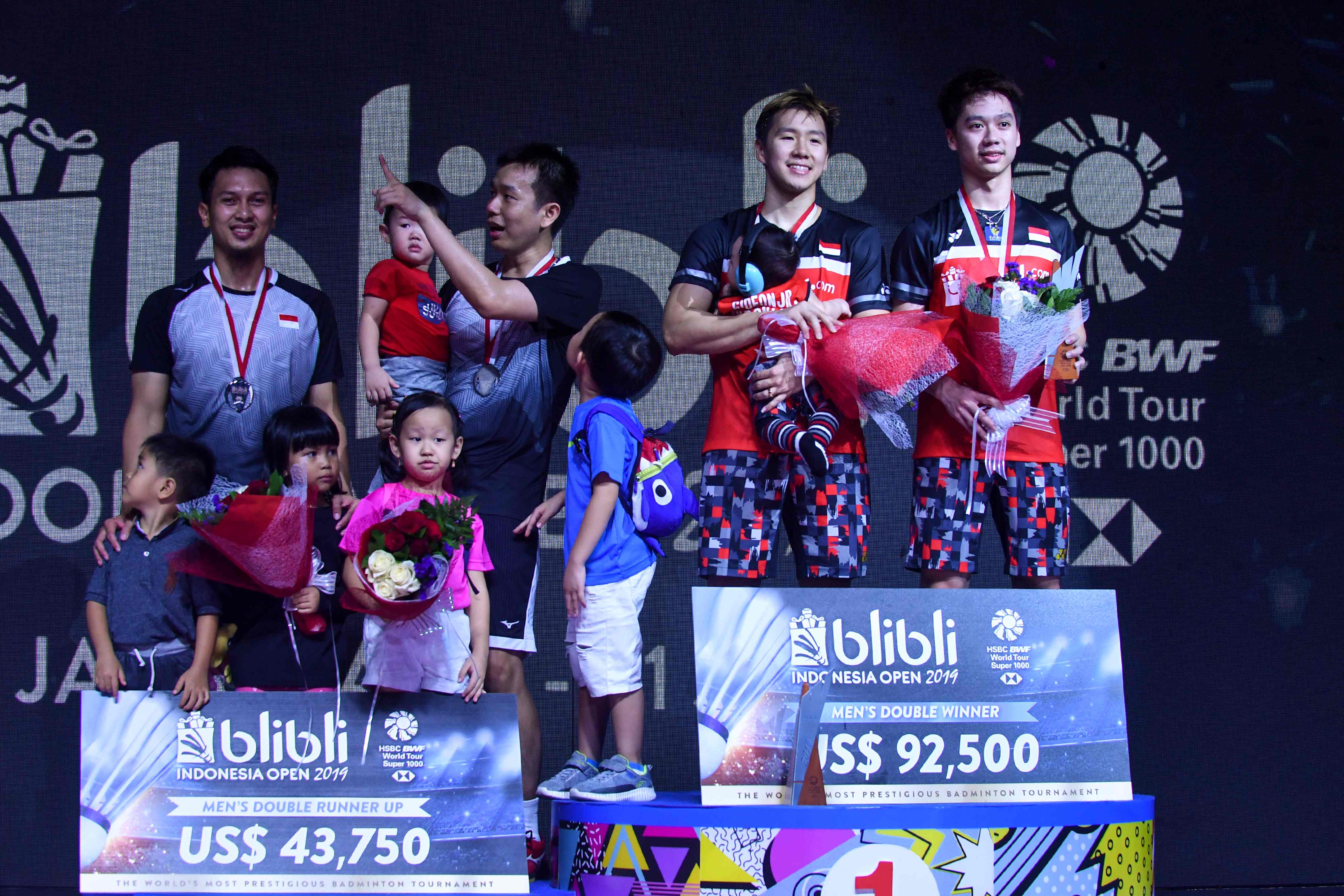 Pemenang Indonesia Terbuka 2019 Pasangan Ganda Marcus Gideon dan Kevin Sanjaya (kanan) dan Runner Up Mohammad Ahsan dan Hendra Setiawan .