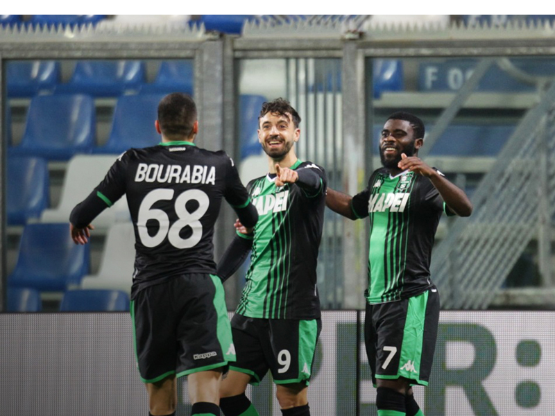 Para pemain Sassuolo melakukan selebrasi usai mencetak gol ke gawang Brescia.