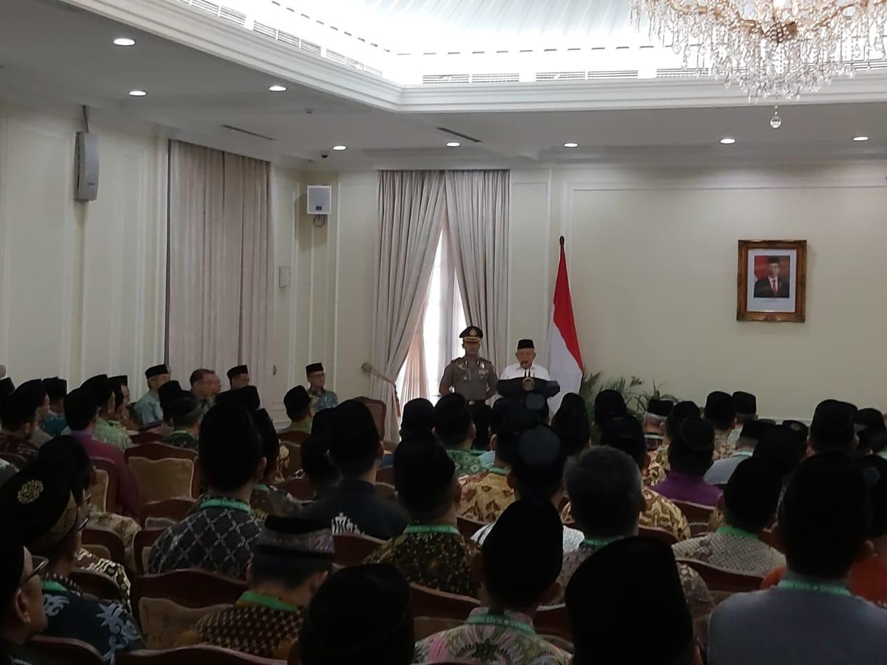 Wakil Presiden Ma’ruf Amin memberikan sambutan dalam pembukaan Rakornas Ikatan Dai Indonesia di Istana Wapres, Senin (9/3).