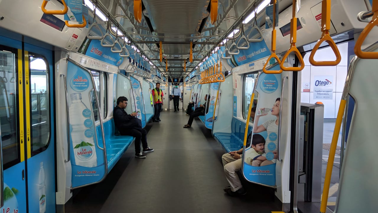 Penumpang MRT saling menjaga jarak untuk mencegah penyebaran virus korona.