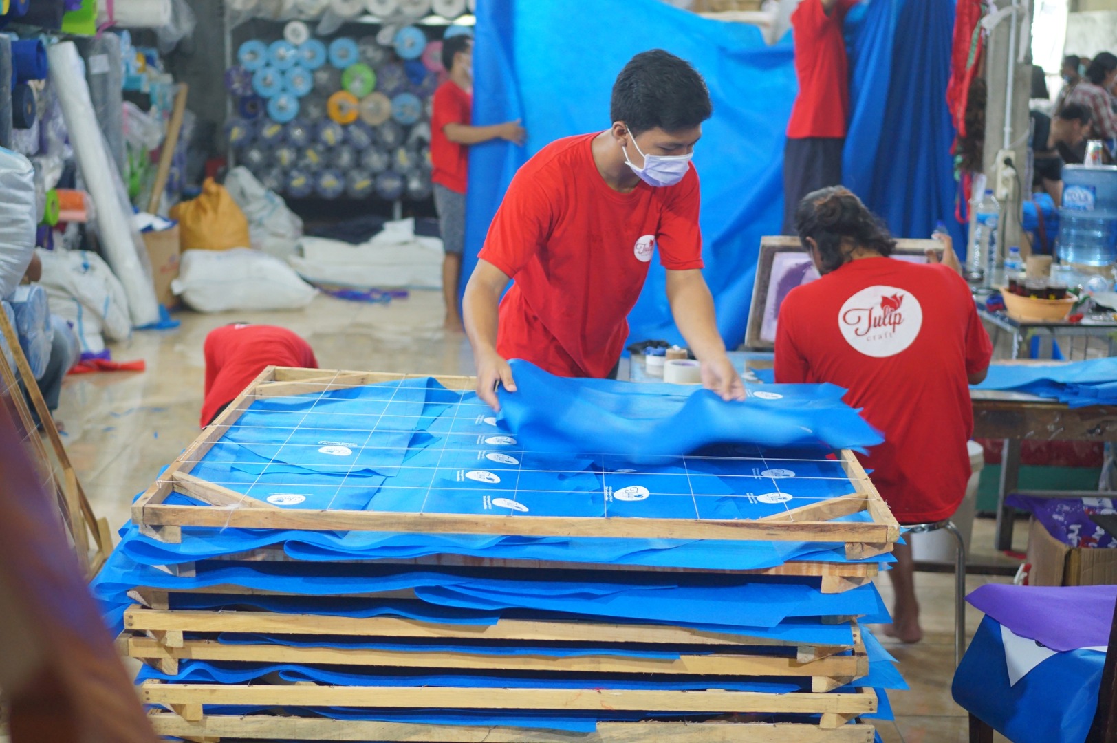 Penjahit di Bogor membuat APD bagi tenaga medis