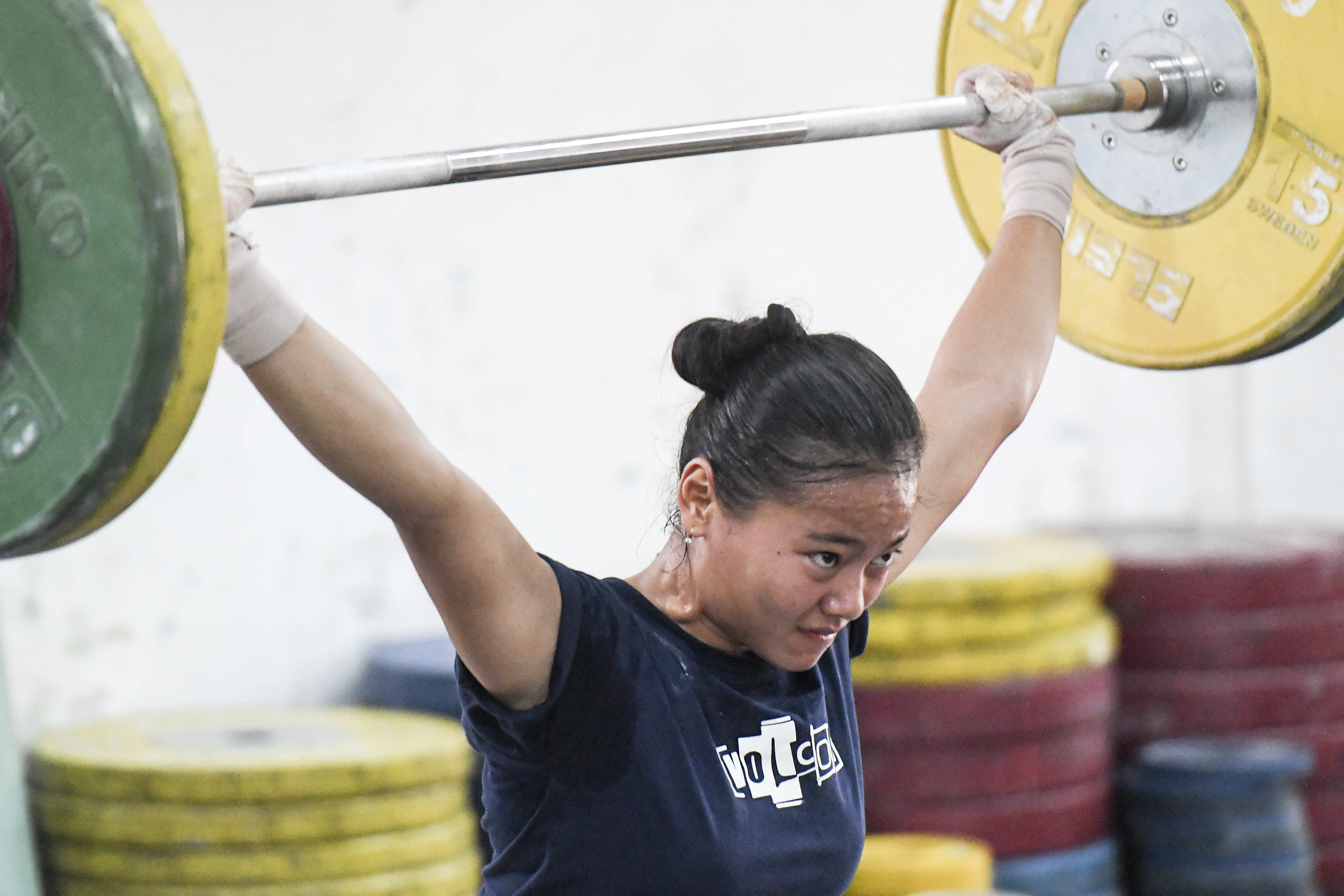 Lifter putri Indonesia Windy Cantika Aisah berlatih 