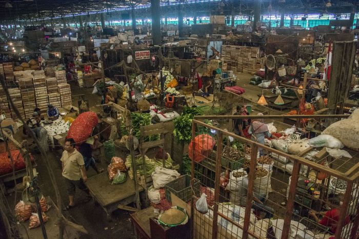 Aktivitas perdagangan di Pasar Induk kramat Jati