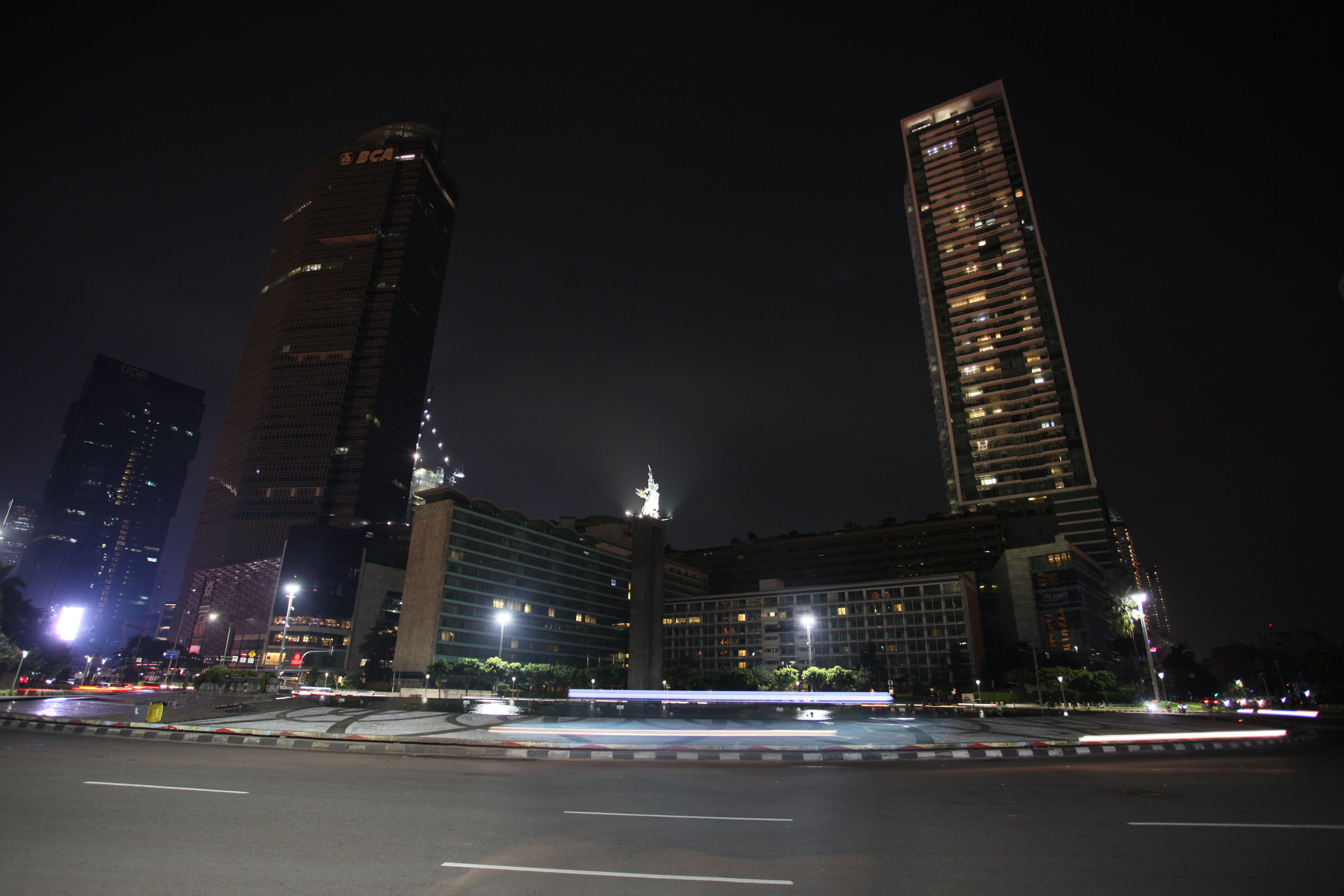 Jakarta saat lampu dipadamkan untuk memperingati Earth Hour
