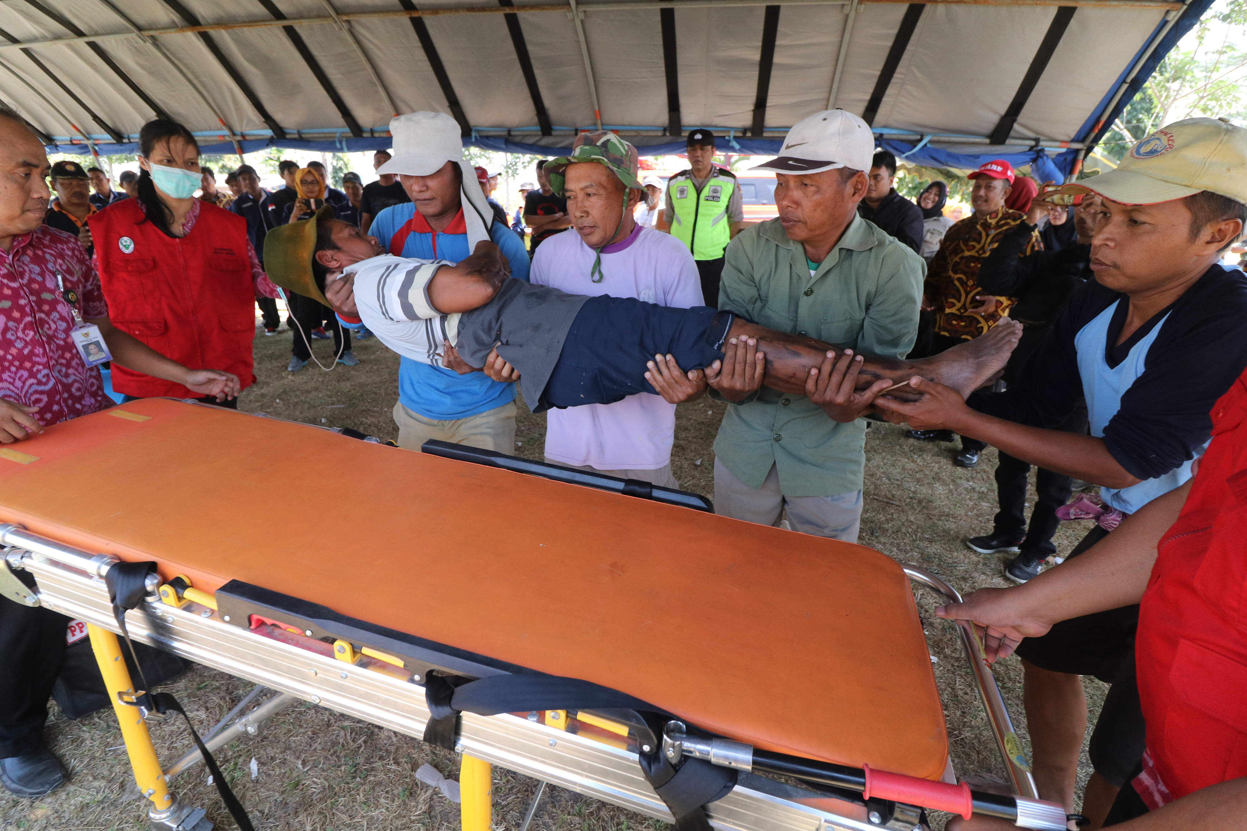 BPBD melatih warga desa bagaimana mengevakuasi korban bencana, sebagai bagian dari destana. 