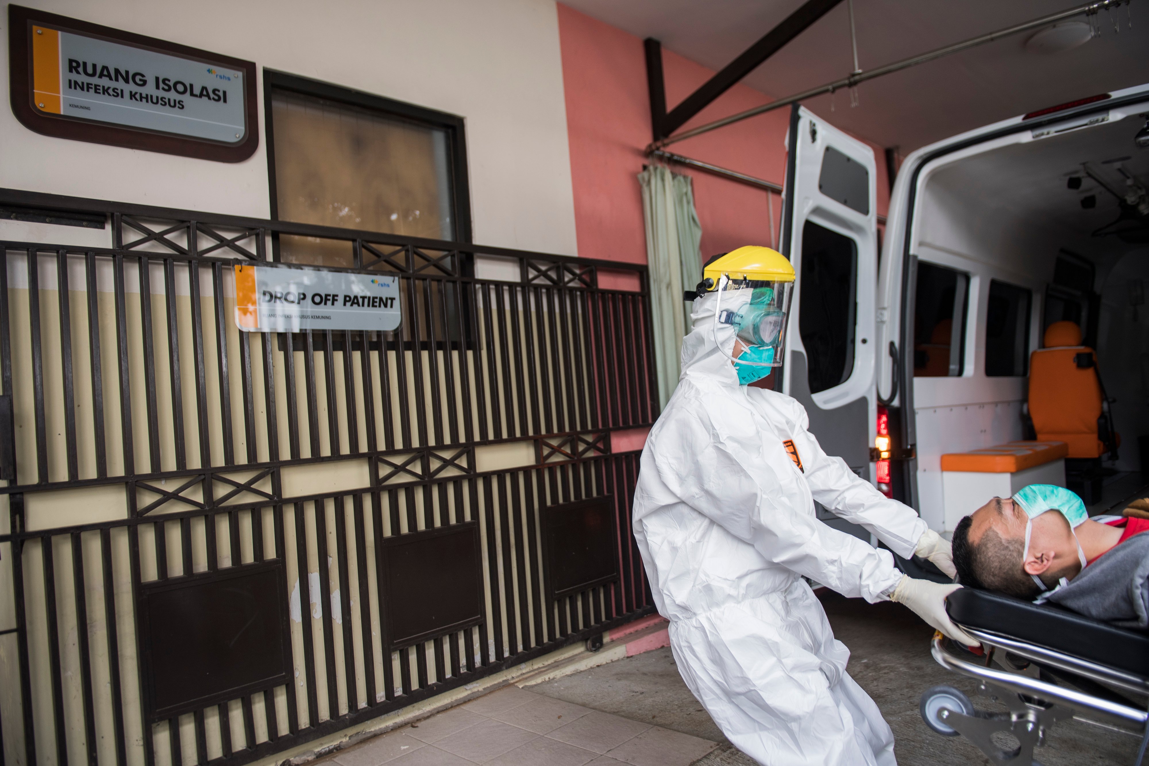 Petugas medis melakukan simulasi penanganan pasien terjangkit virus corona di RS Hasan Sadikin, Bandung, Jawa Barat, Jumat (6/3). 