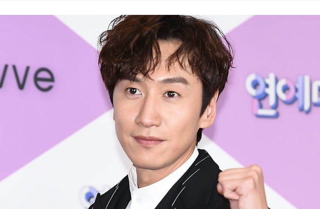 Anggota Running Man Lee Kwang Soo harus menjalani operasi setelah pergelangan kaki patah. 