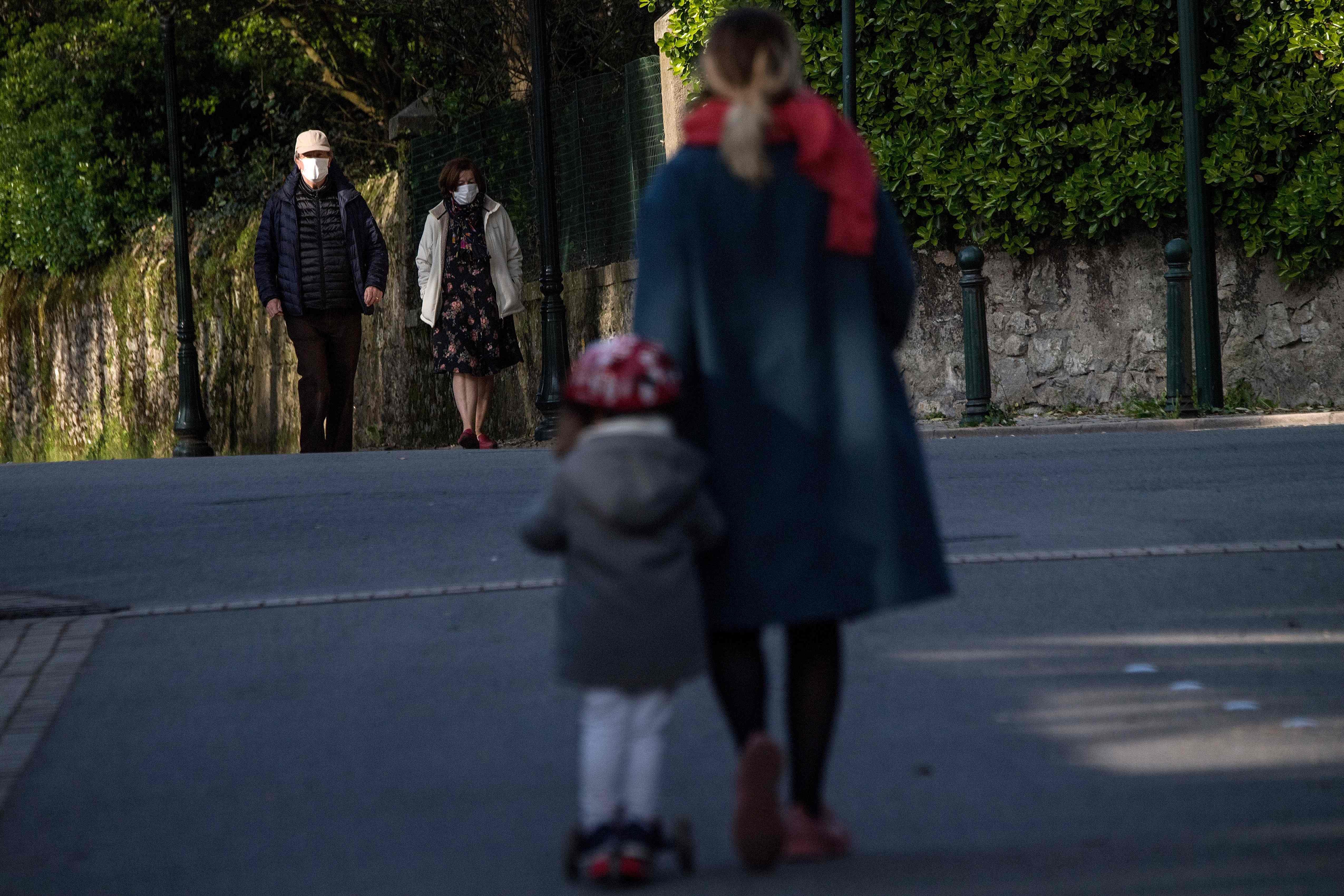 Warga mengenakan masker berjalan di Batz-sur-Mer, Prancis.