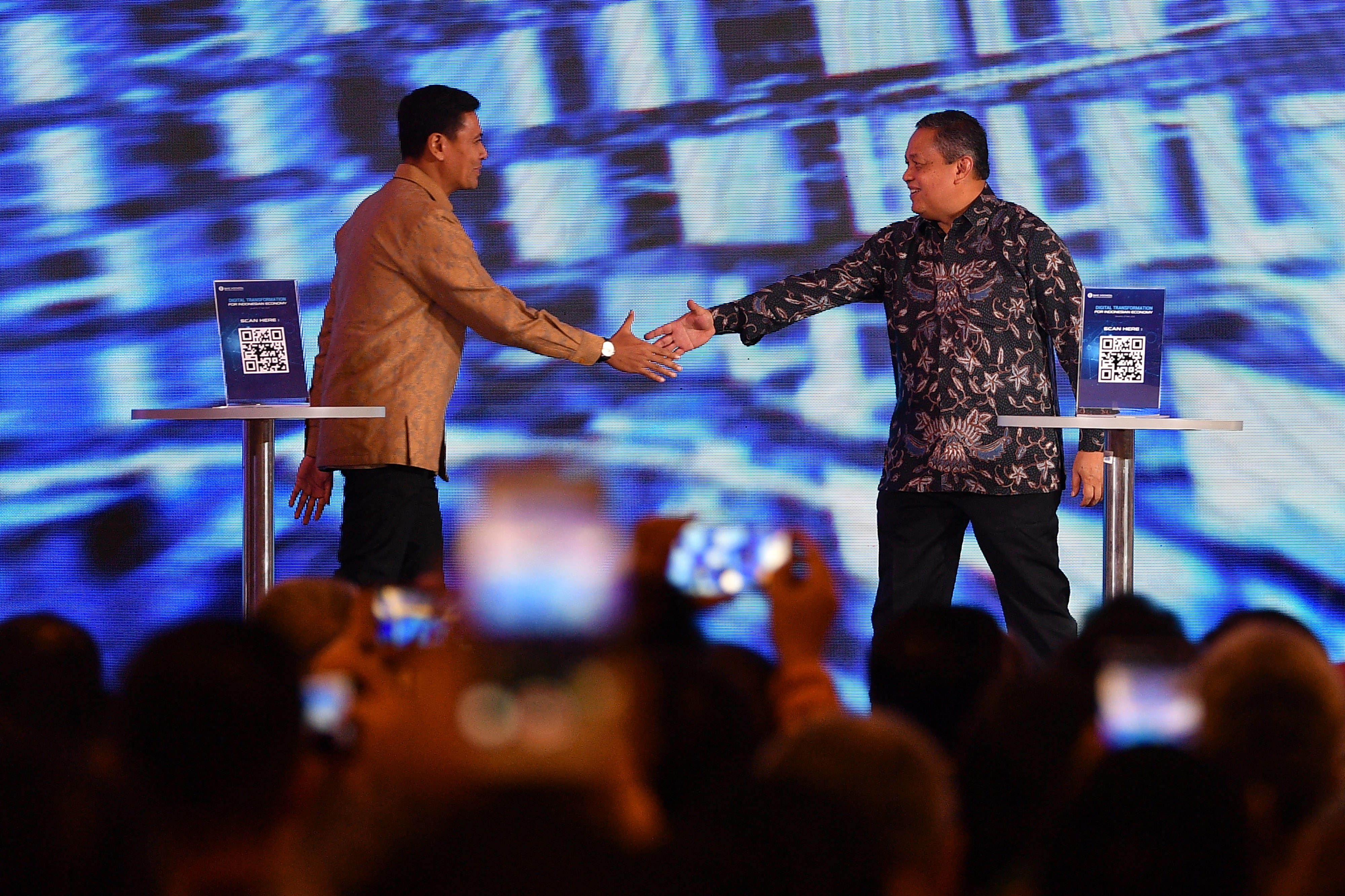 Gubernur Bank Indonesia (BI) Perry Warjiyo (kanan) bersalaman dengan Ketua Umum ASPI Anggoro Eko Cahyo.