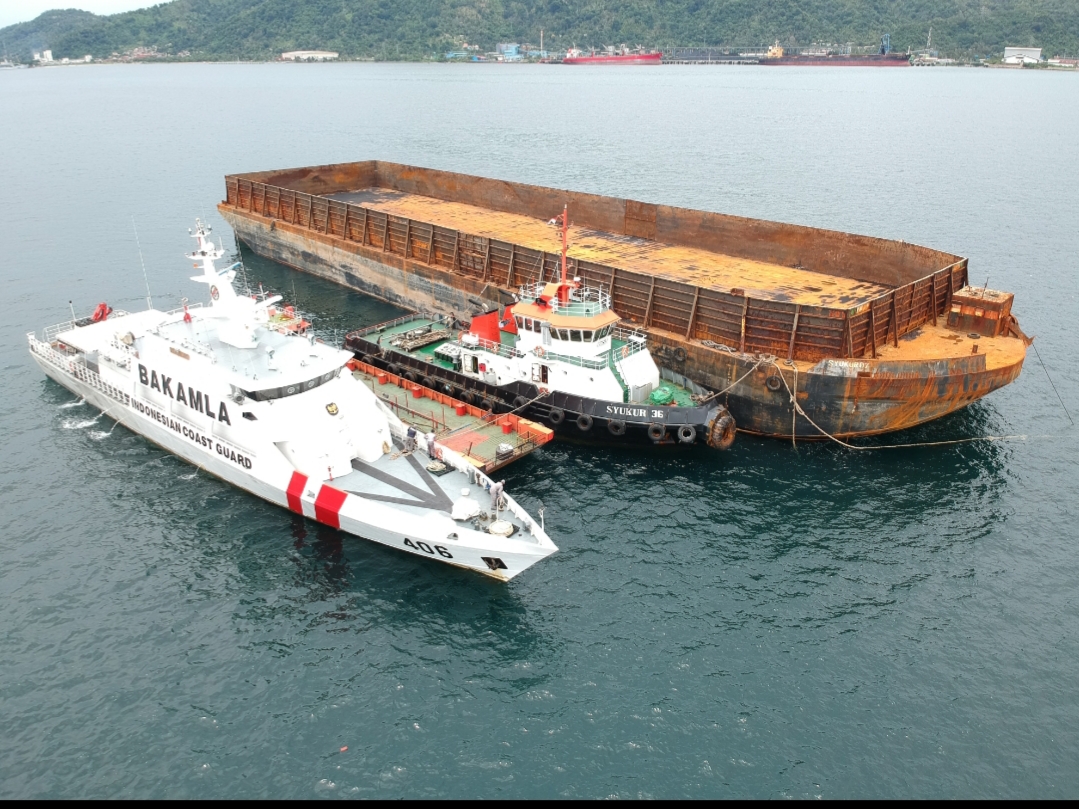 Dua kapal kapal SPOB ES 01 dan TB S 36 yang ditangkap karena melakukan aktivitas transfer bahan bakar minyak (BBM) ilegal. .