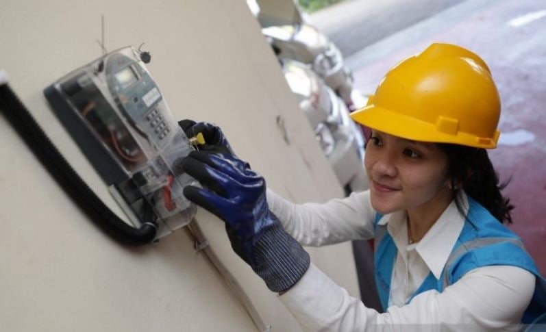 Ilustrasi--Petugas PLN saat melakukan pengecekan pada pengukur listrik warga