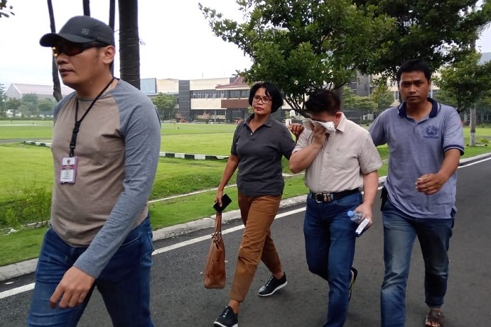 Tersangka HL (tengah) ditangkap Polda Jatim karena mencabuli seorang umatnya. 