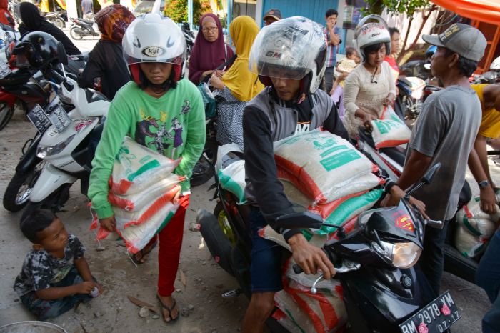 Kementerian Sosial memberikan bantuan sosial (bansos) sebagai social safety net dampak ekonomi akibat pandemi korona.