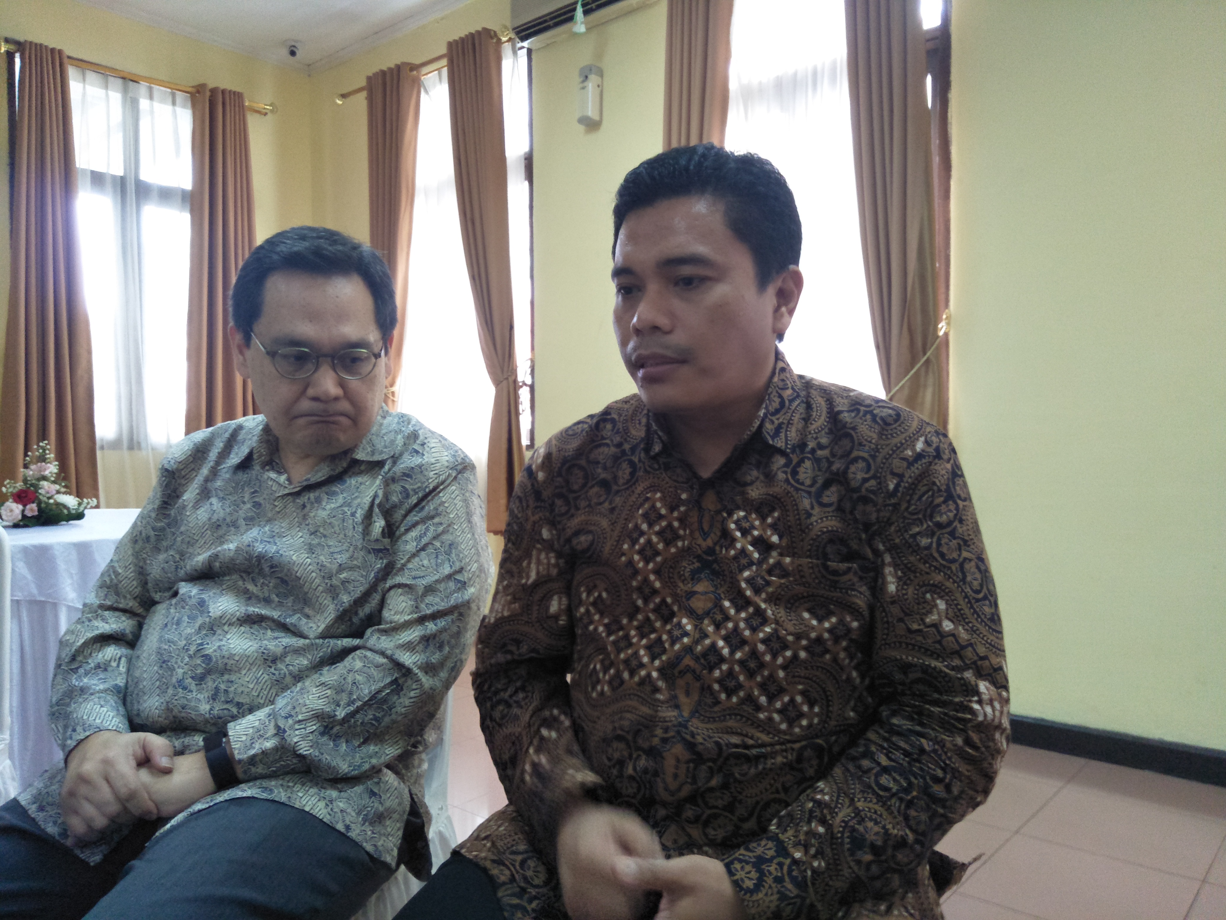 Anggota DPRD Jawa Barat Yunandar Eka Perwira (kanan) di Bandung, Kamis (5/3).