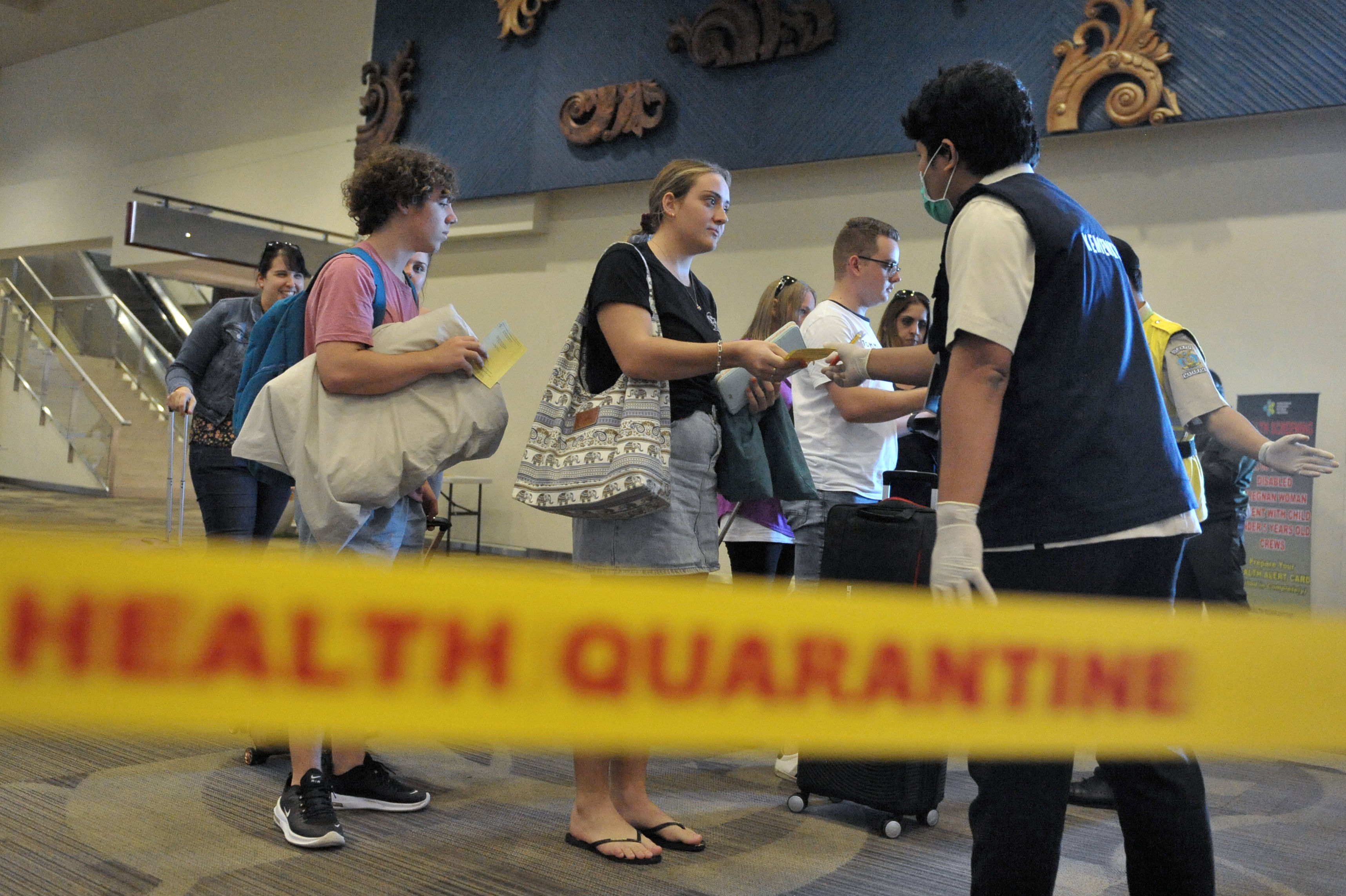 Petugas memeriksa Health Alert Card atau Kartu Kewaspadaan Kesehatan penumpang di Bandara Internasional I Gusti Ngurah Rai, Bali.