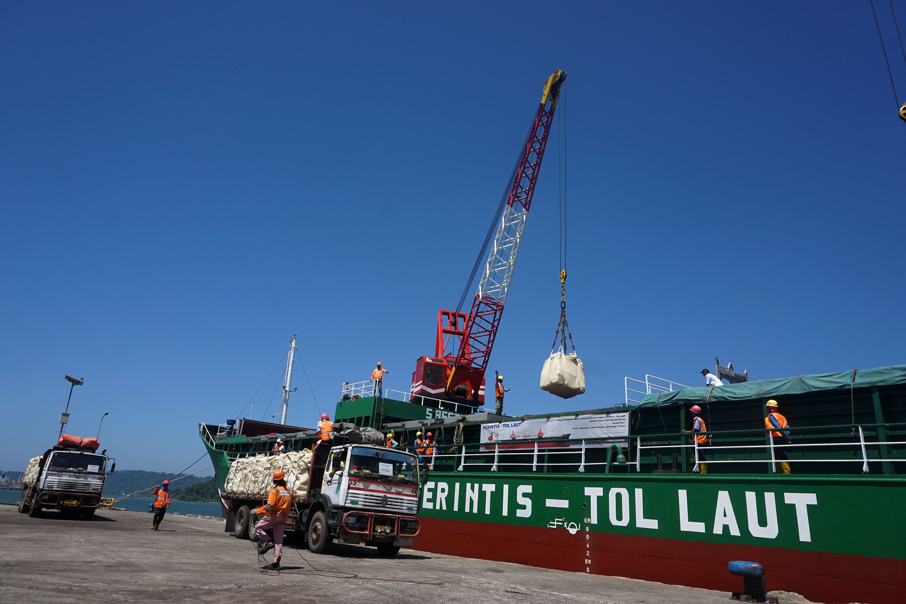  Kegiatan pengangkutan barang melalui program Tol Laut di Jawa Tengah.
