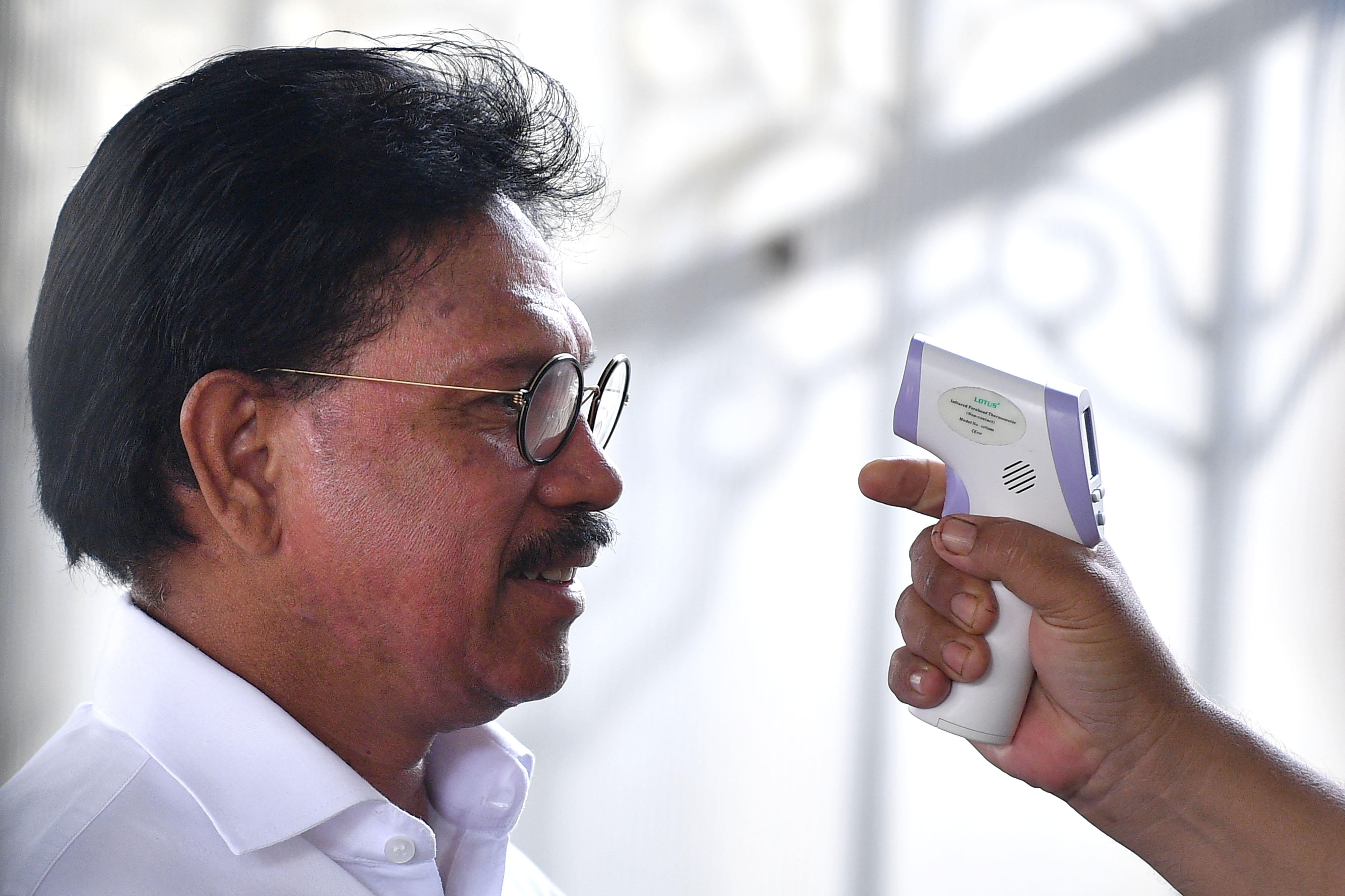 Menkominfo Johnny G Plate diperiksa suhu tubuhnya.