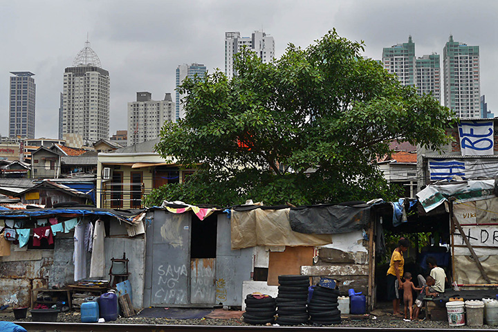 Ekonomi Masyarakat Tertekan Covid-19, Kemensos Salurkan Bantuan