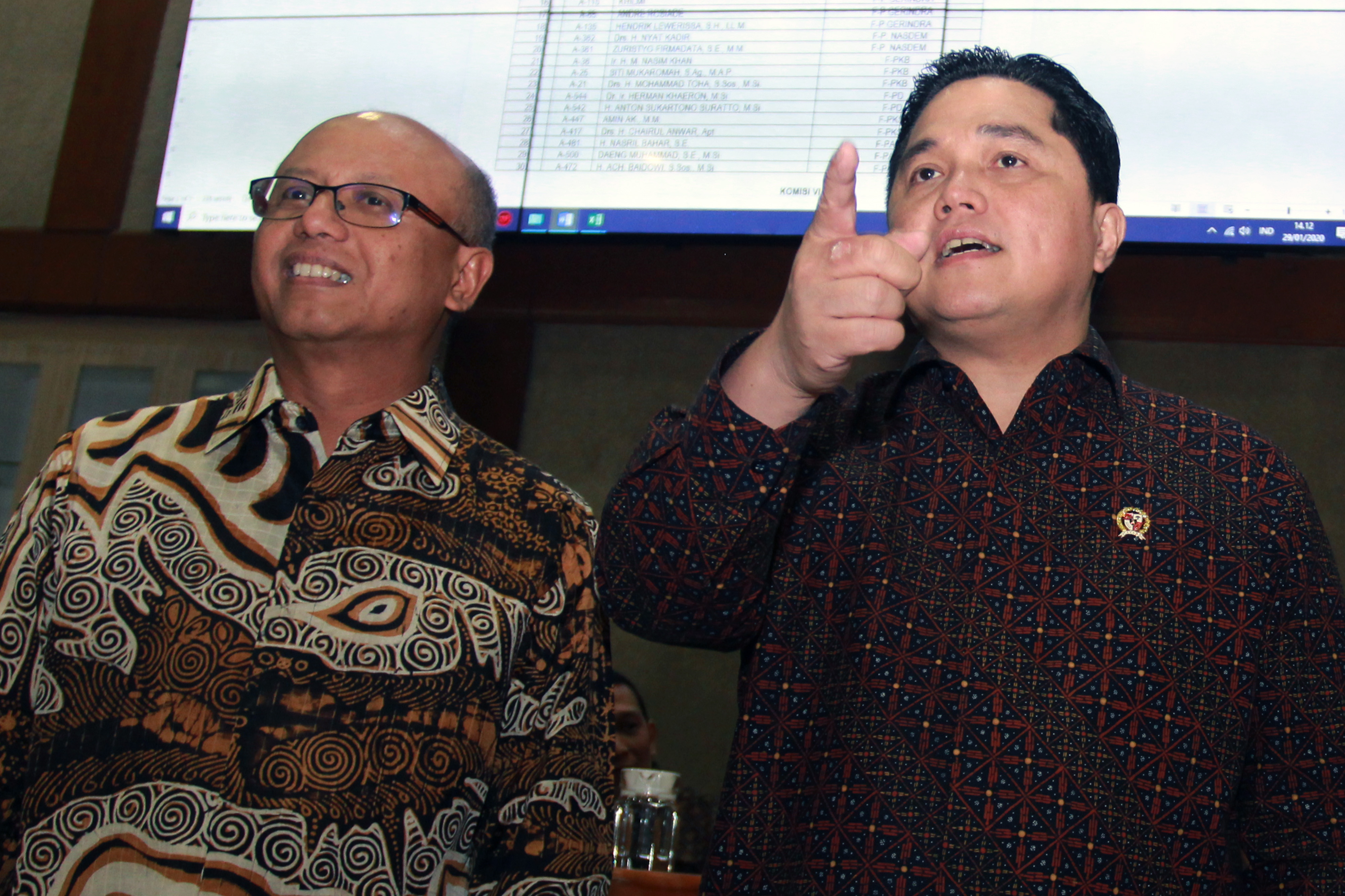 Meneg BUMN Erick Thohir (kanan) bersama Dirut Jiwasraya Hexana Tri Sasongko (kiri) 
