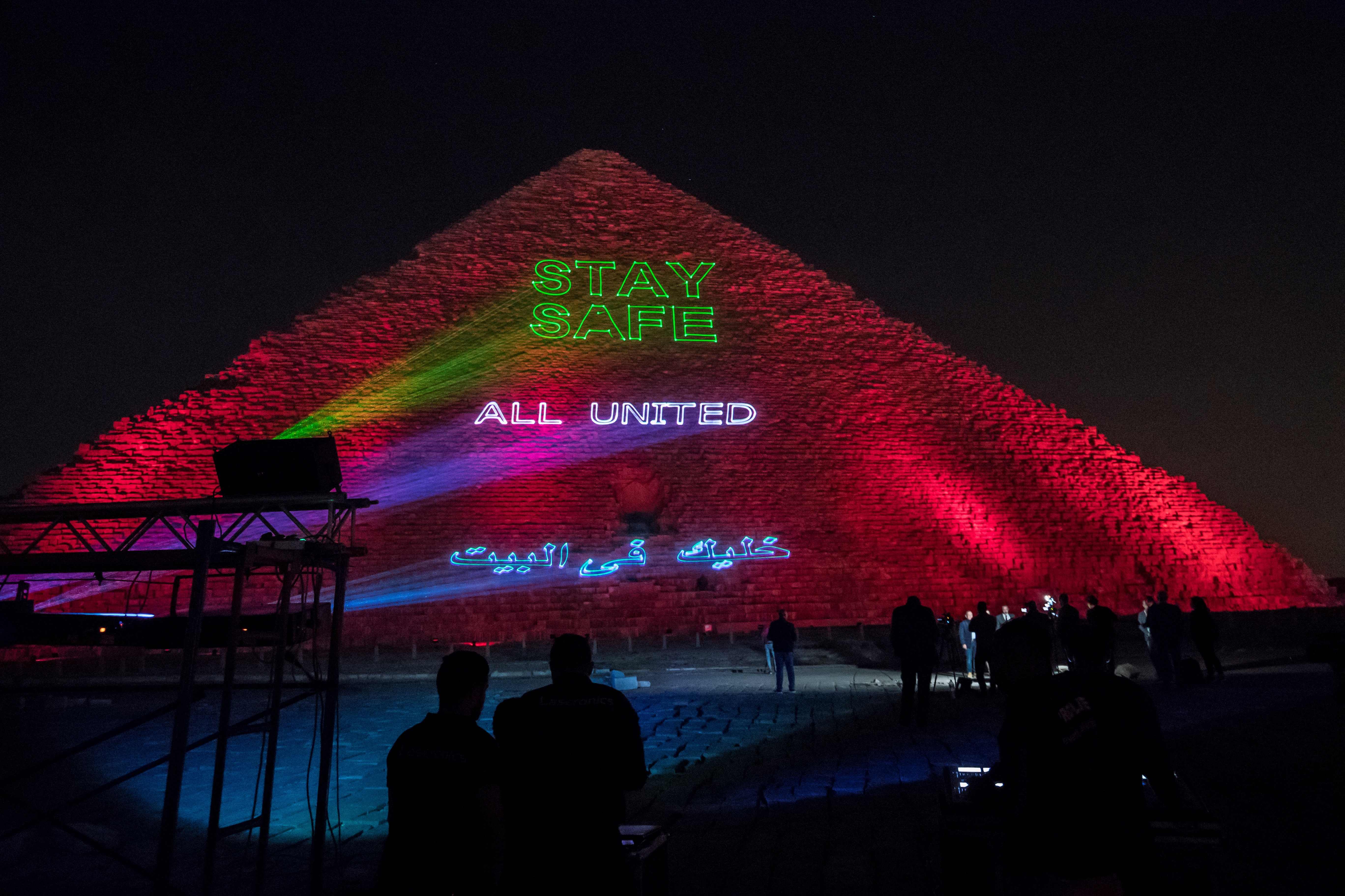 Piramida di Mesir menampilkan pesan dukungan bagi perang melawan Covid-19