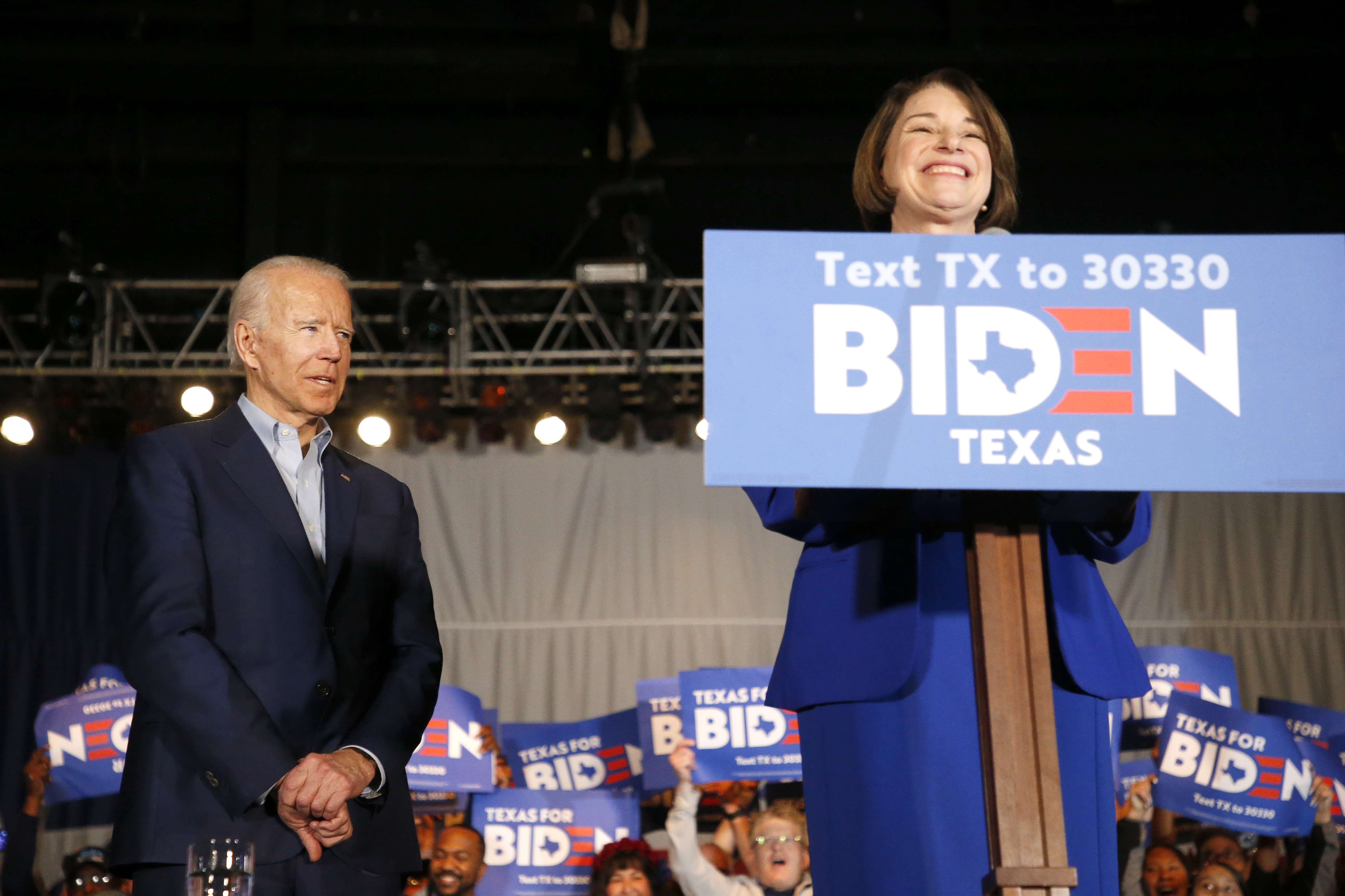 Senator Amy Klobuchar (D-MN) bergabung dengan mantan calon presiden dari Partai Demokrat, Wakil Presiden Joe Biden di atas panggung  