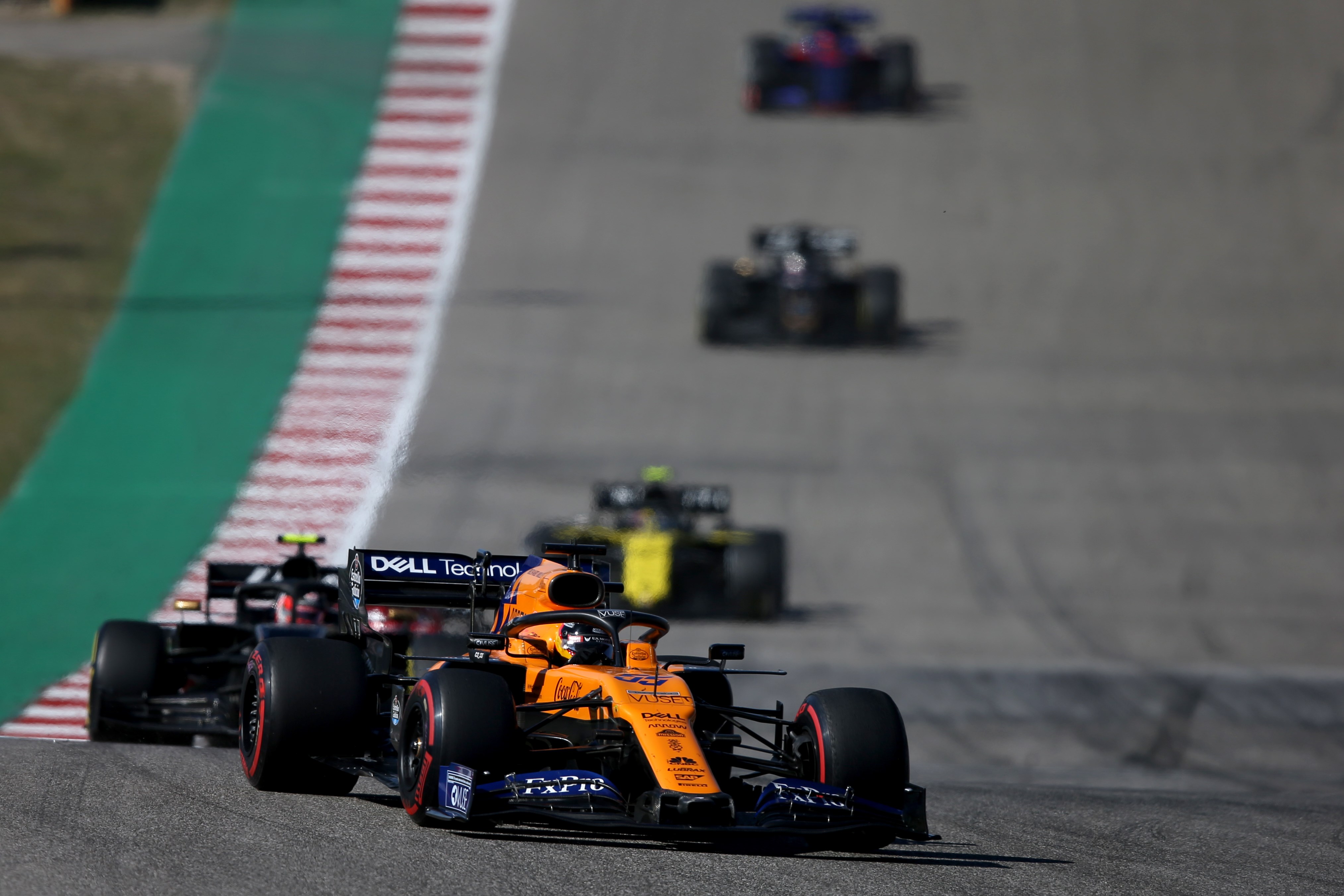 Pembalap McLaren Carlos Sainz berlomba dengan mobil yang menggunakan mesin Renault  di musim balap 2019