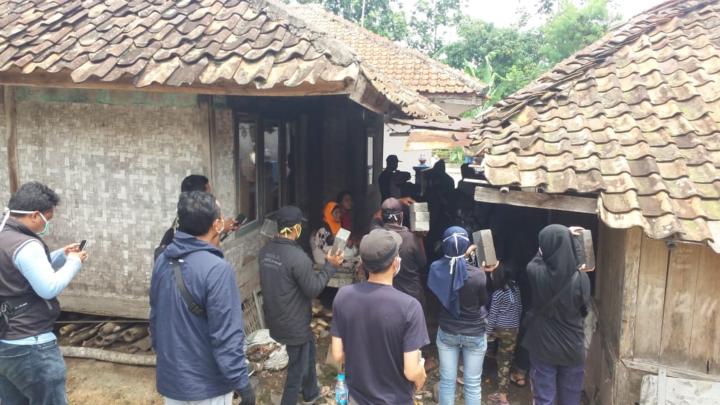 Generasi Solidaritas Masyarakat (GSM) membantu memperbaiki rumah tidak layak huni milik Ienung di Kabupaten Cianjur, Selasa (31/3/2020).