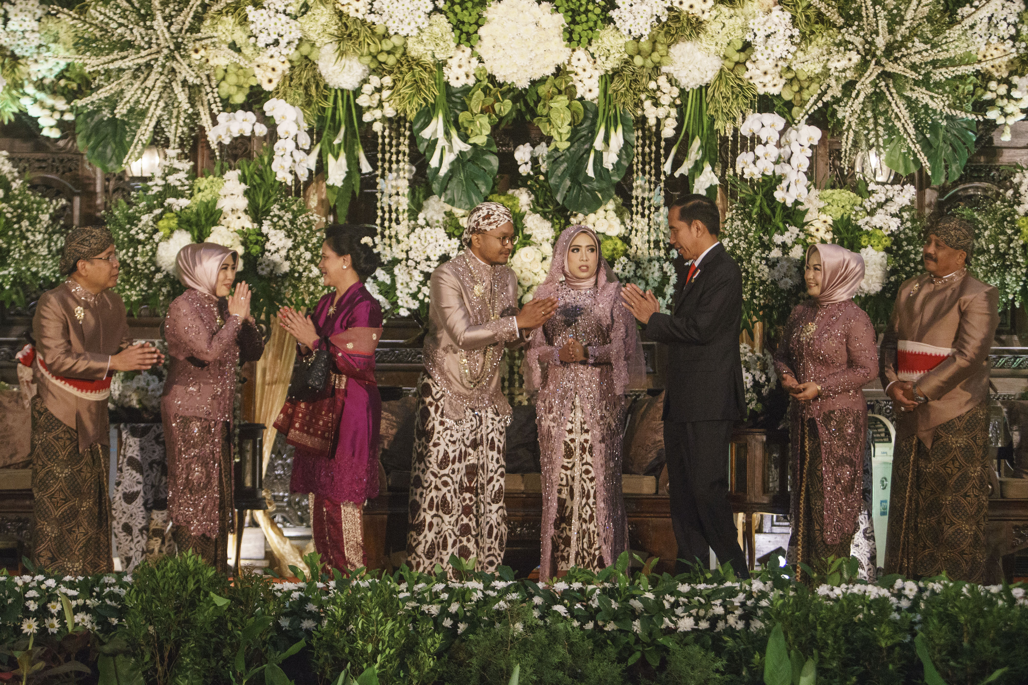 Ilustrasi - Presiden Joko Widodo didampingi Ibu Negara Iriana Joko Widodo saat resepsi pernikahan di Yogyakarta, Sabtu (30/12). 