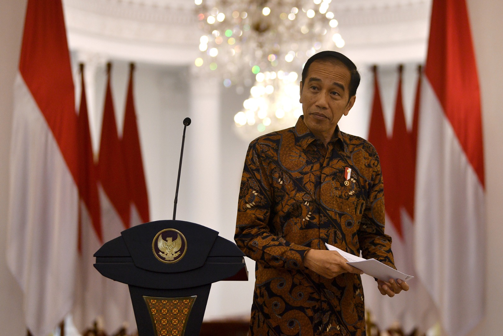 Presiden Joko Widodo menyampaikan keterangan pers terkait penangangan COVID-19 di Istana Bogor, Jawa Barat, Minggu (15/3/2020). 