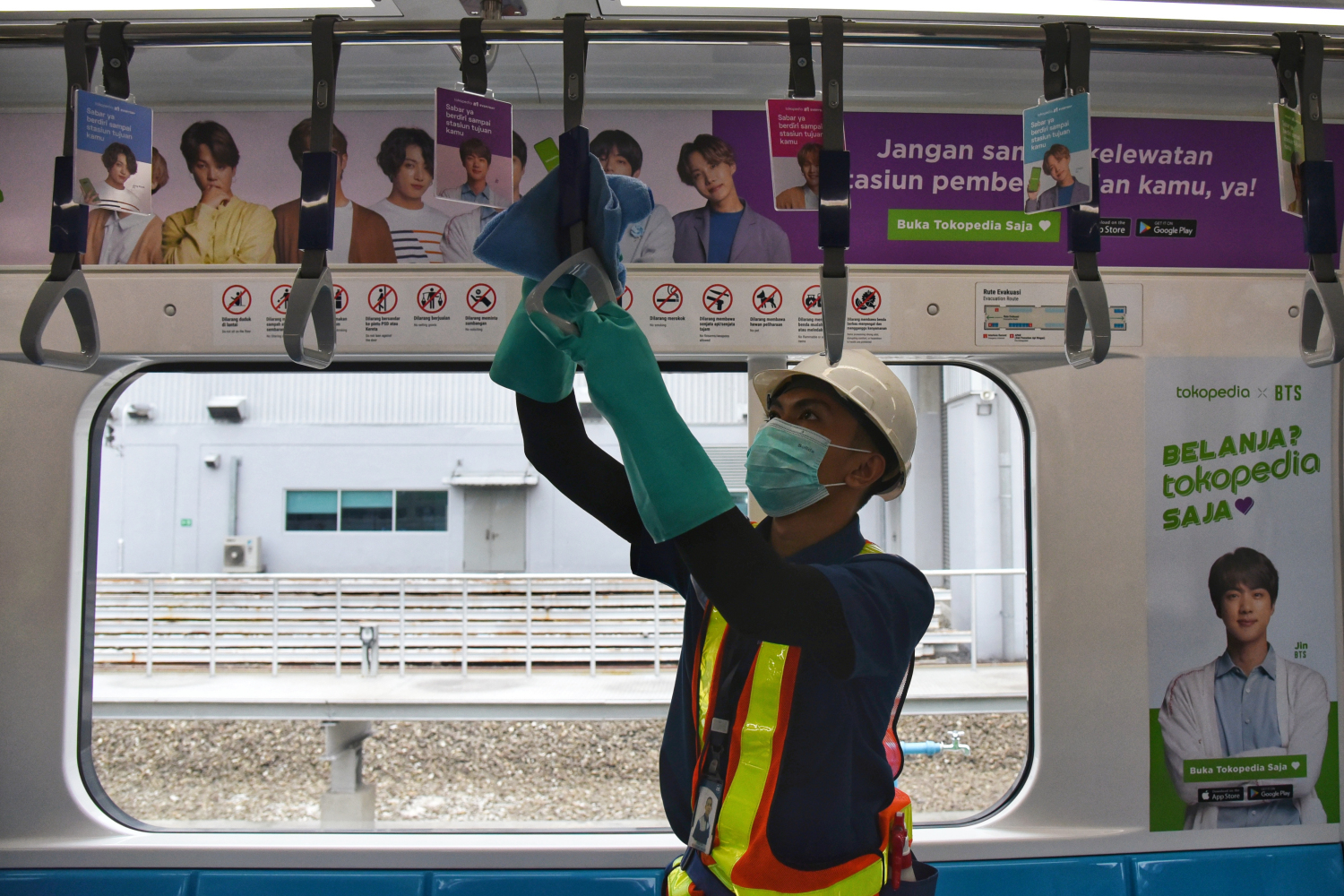 Petugas membersihkan gerbong kereta Moda Raya Terpadu (MRT) di Depo MRT Lebak Bulus, Jakarta Selatan.