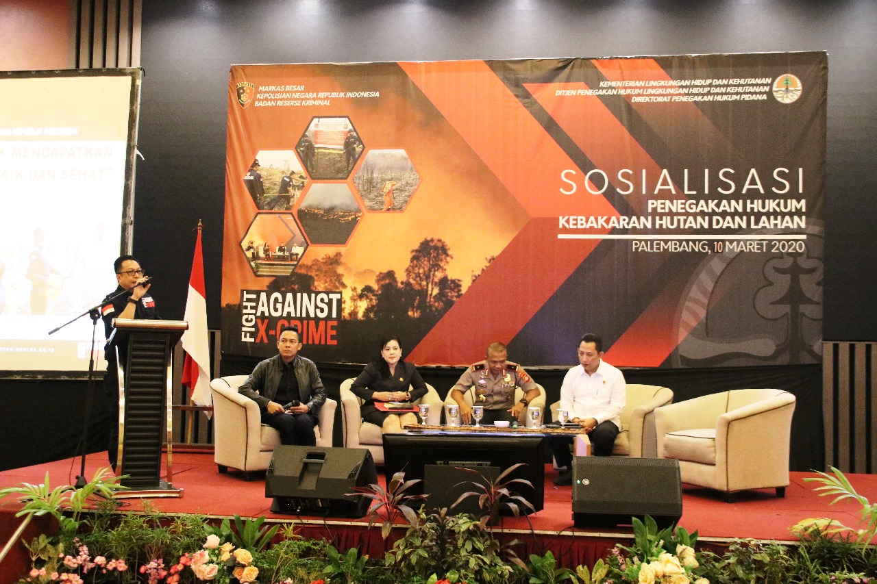 Dirjen Gakkum KLHK Rasio Ridho Sani sedang menyampaikan materi pada Sosialisasi Penegakan Hukum Kebakaran Hutan dan Lahan di Palembang, Sums