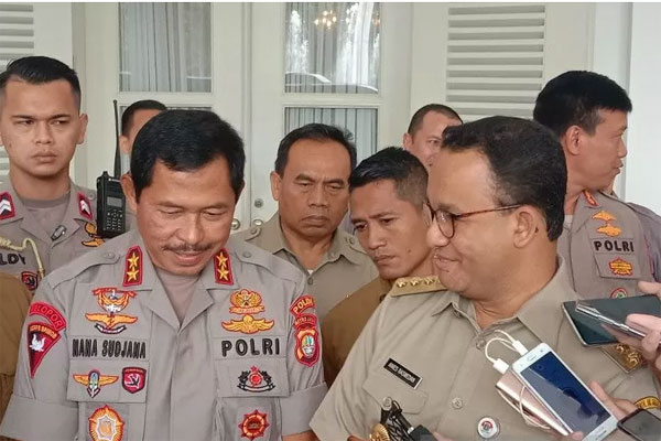 Kapolda Metro Jaya Irjen Pol Nana Sudjana (kiri) dan Gubernur DKI Jakarta Anies Baswedan (kanan) memberikan pernyataan pada awak media  