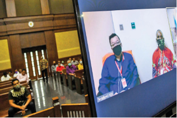 Terdakwa kasus korupsi proyek peningkatan jalan Kemiri-Depapre pada 2015, Mikael Kambuaya (kanan) dan David Manibui (kiri)