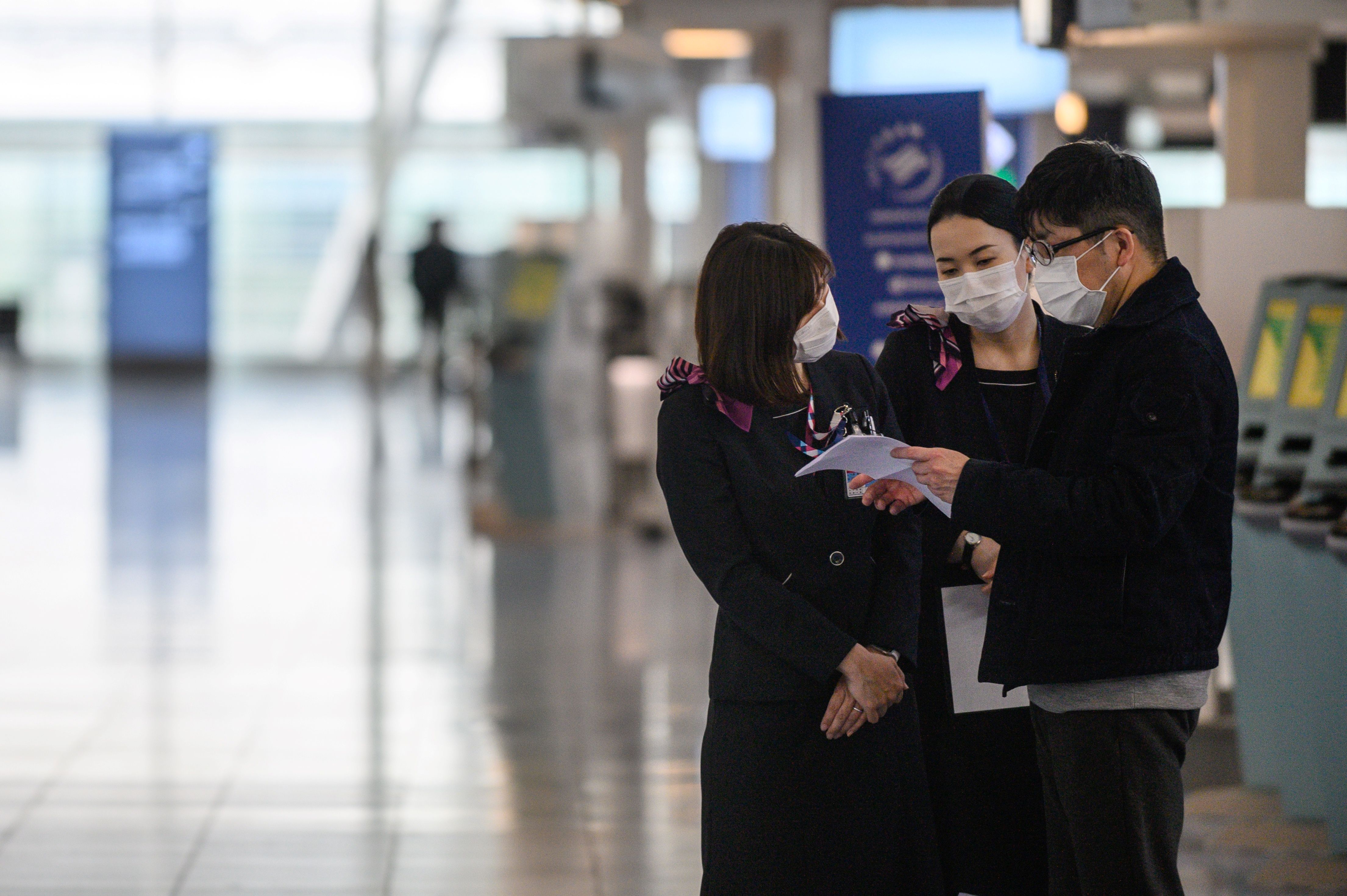 Petugas darat maskapai penerbangan Air France mengenakan masker di Bandara Haneda, Tokyo, Jepang.